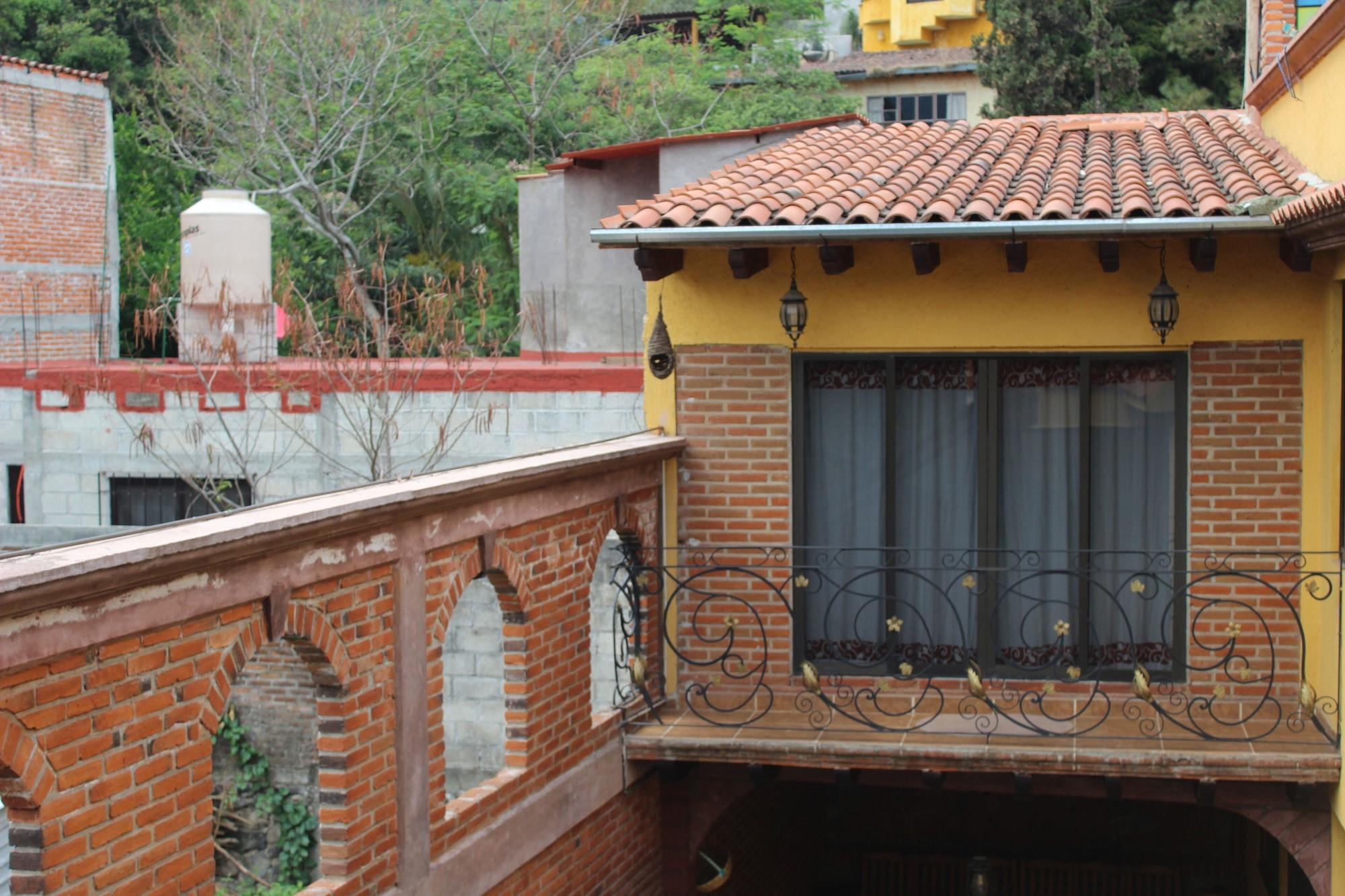 image-housing-carousel