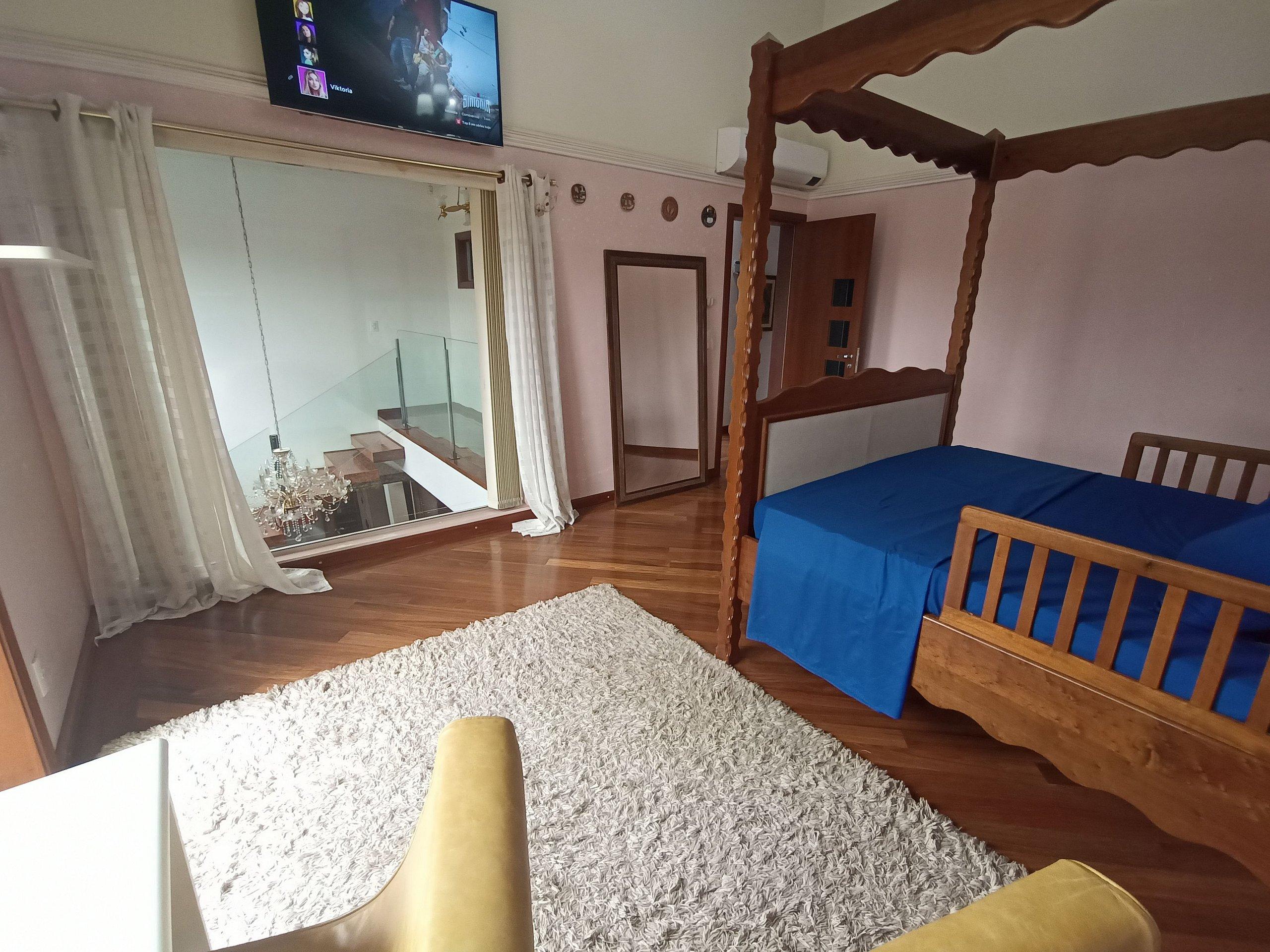 image-housing-carousel