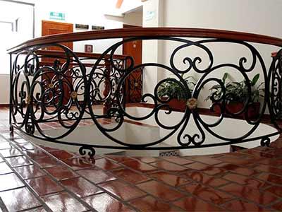 image-housing-carousel
