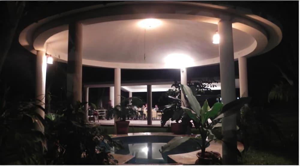 image-housing-carousel