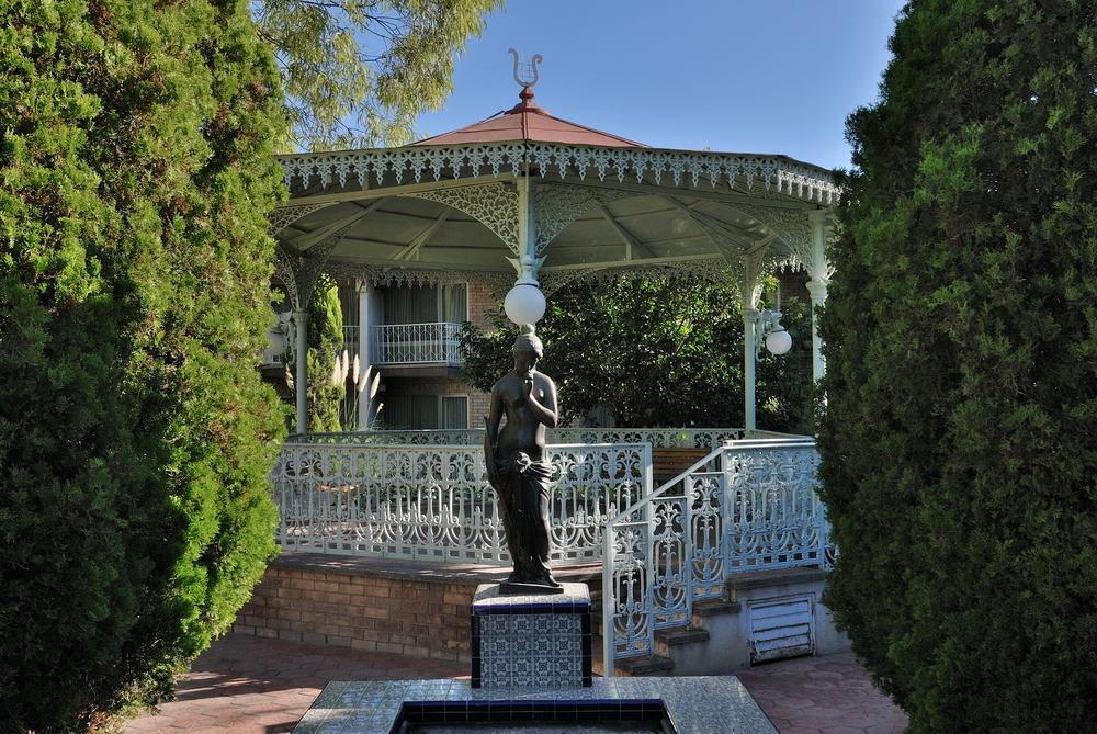 image-housing-carousel