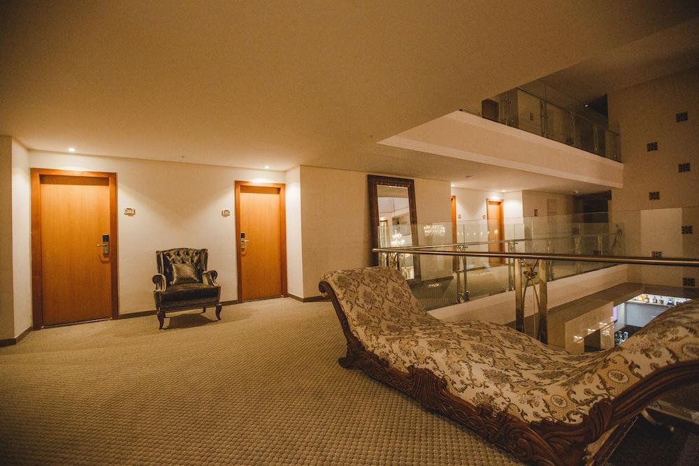 image-housing-carousel