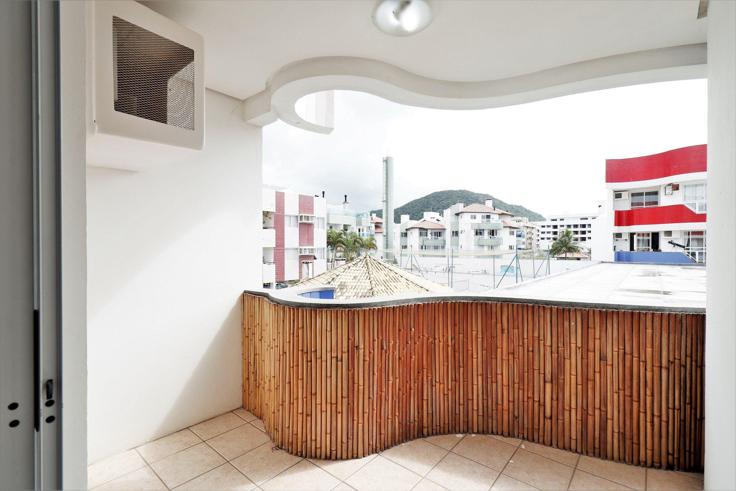 image-housing-carousel