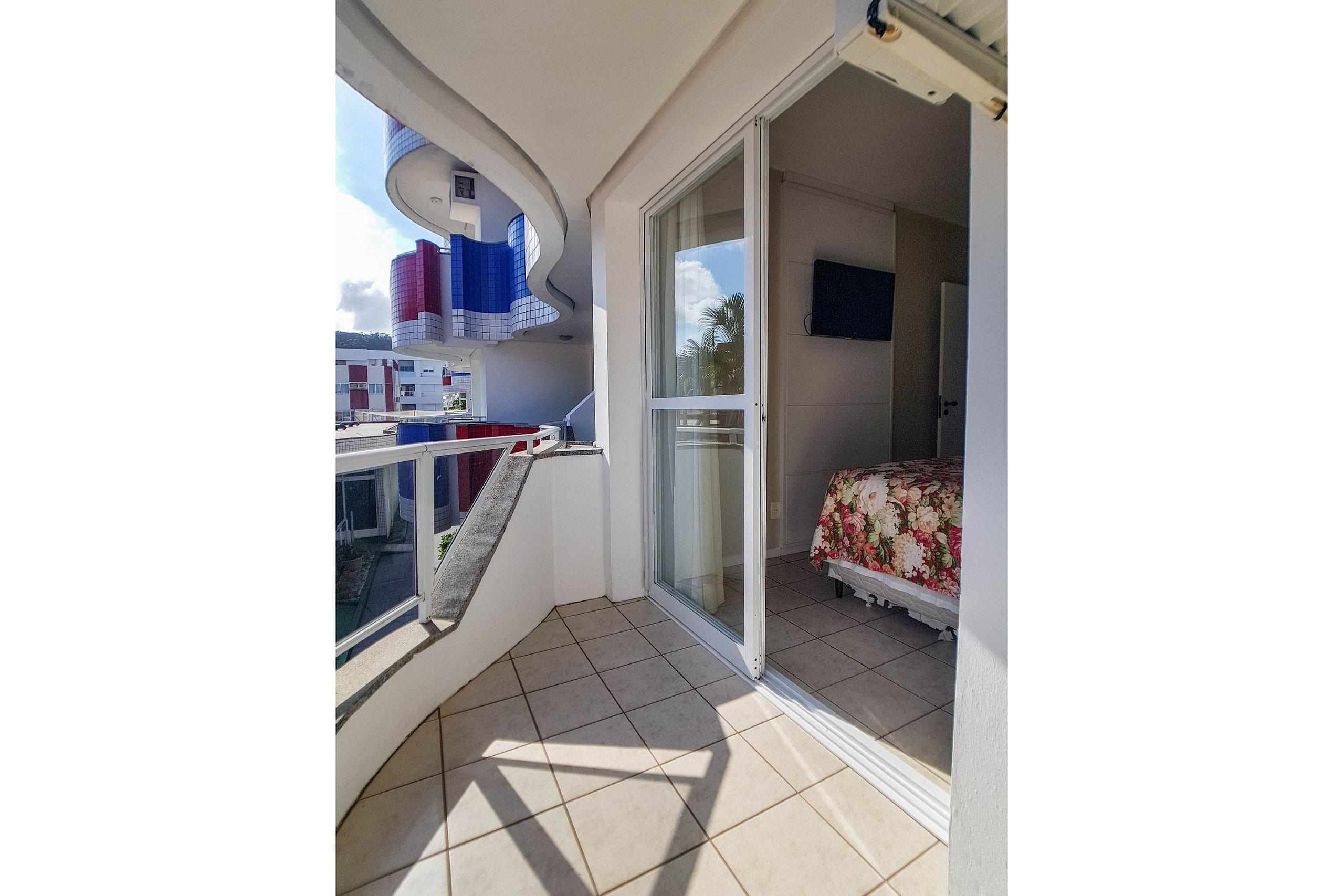 image-housing-carousel