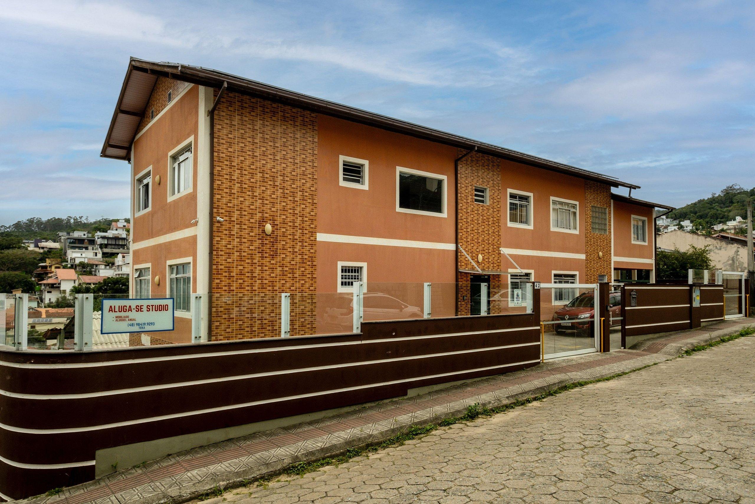 image-housing-carousel