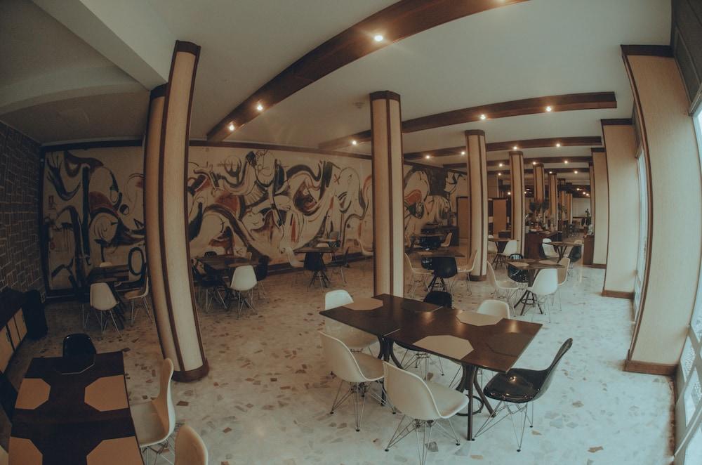 image-housing-carousel