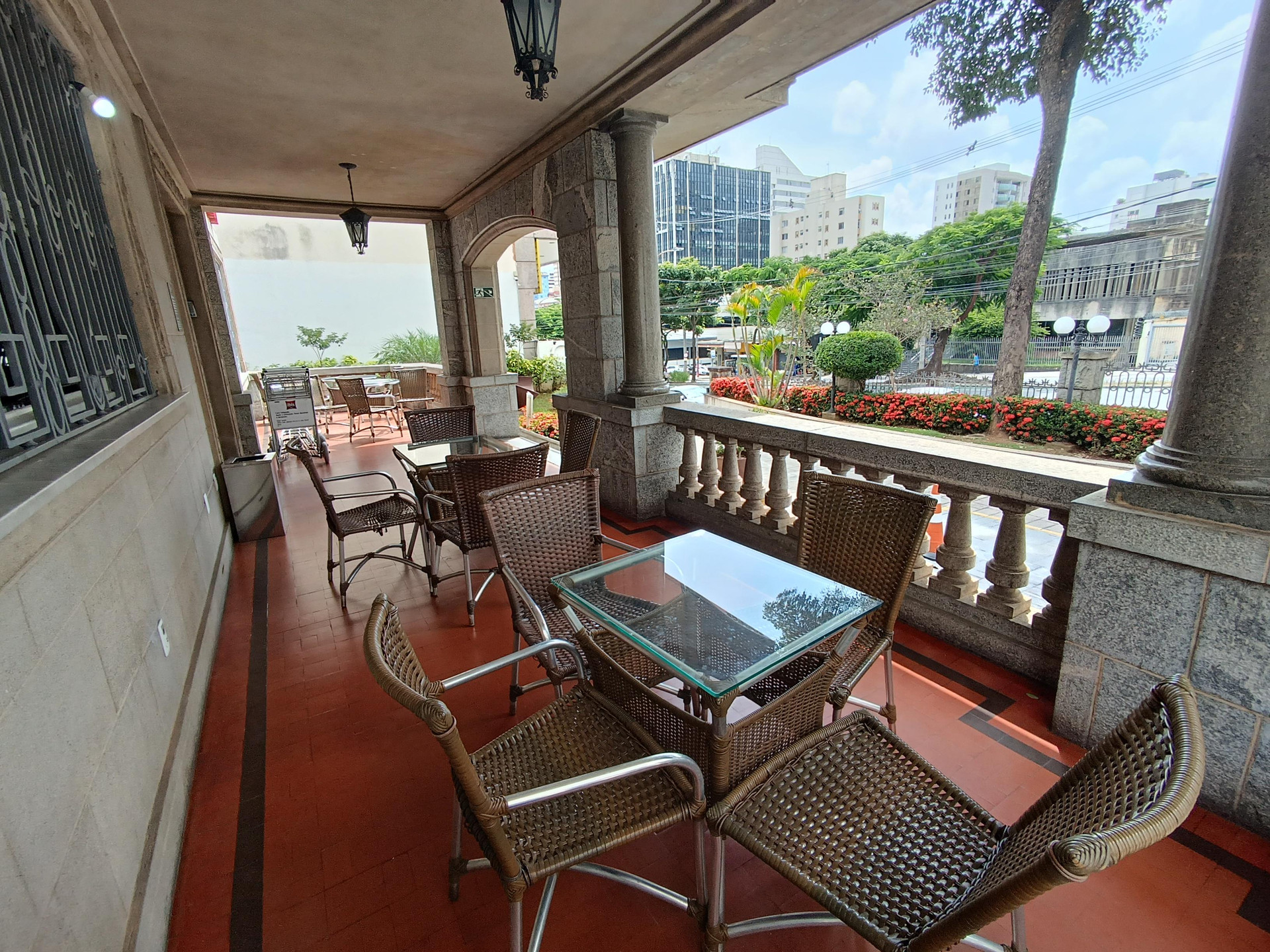 image-housing-carousel