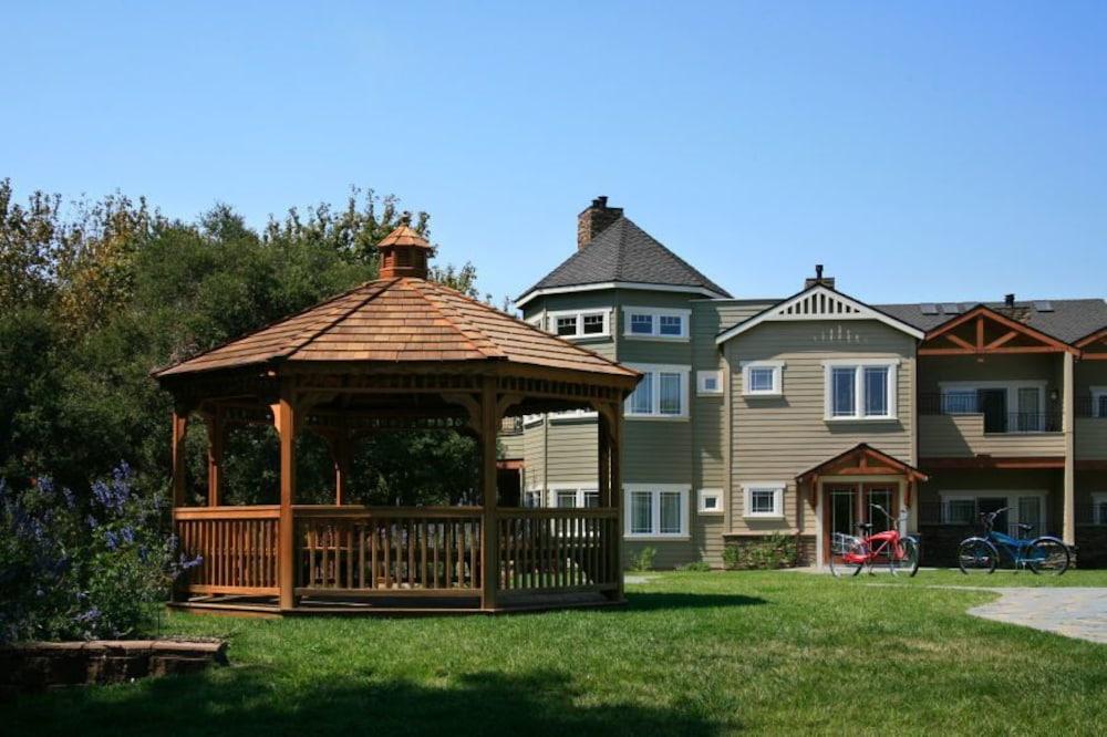 image-housing-carousel
