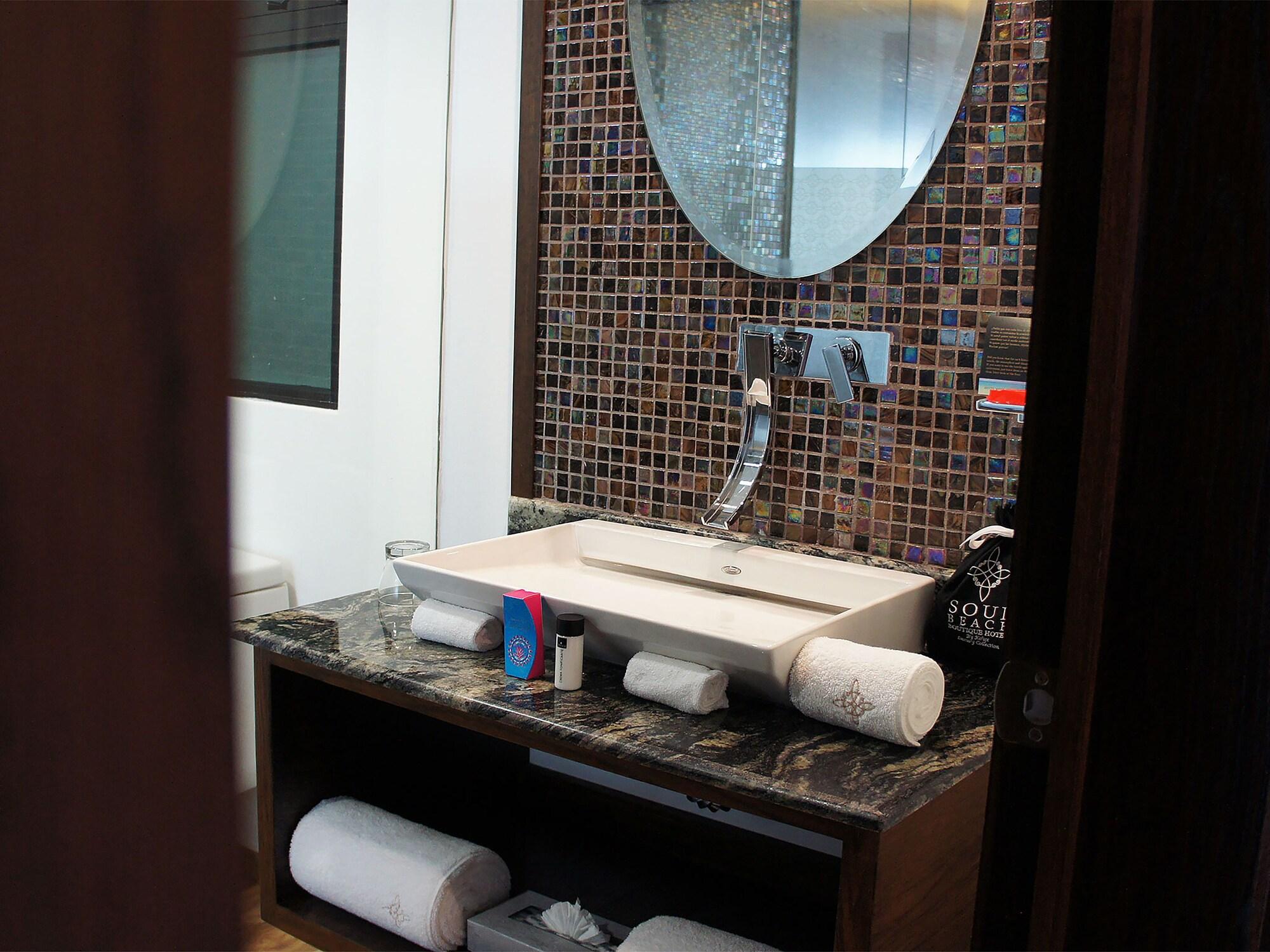 Executive suite with bathtub