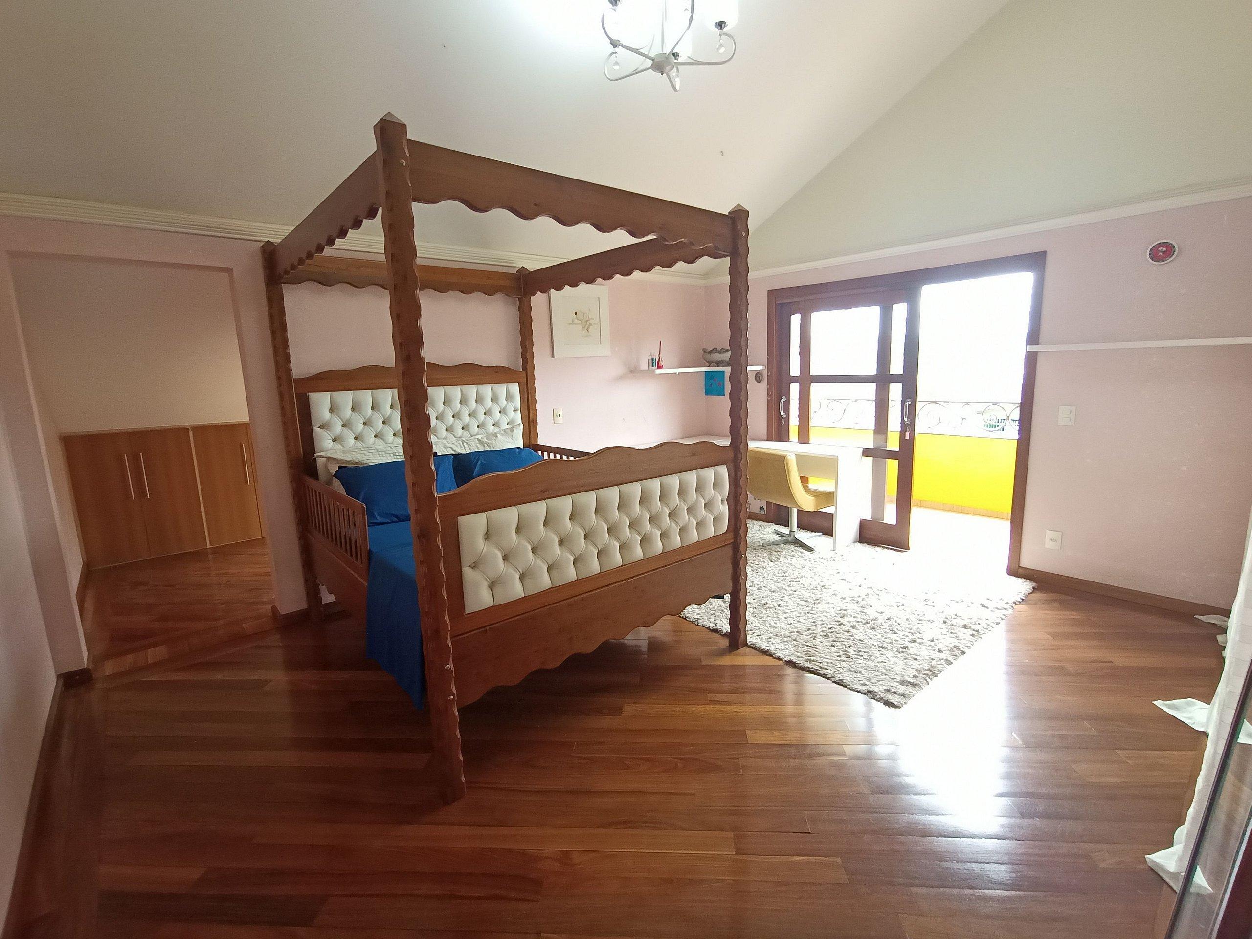 image-housing-carousel