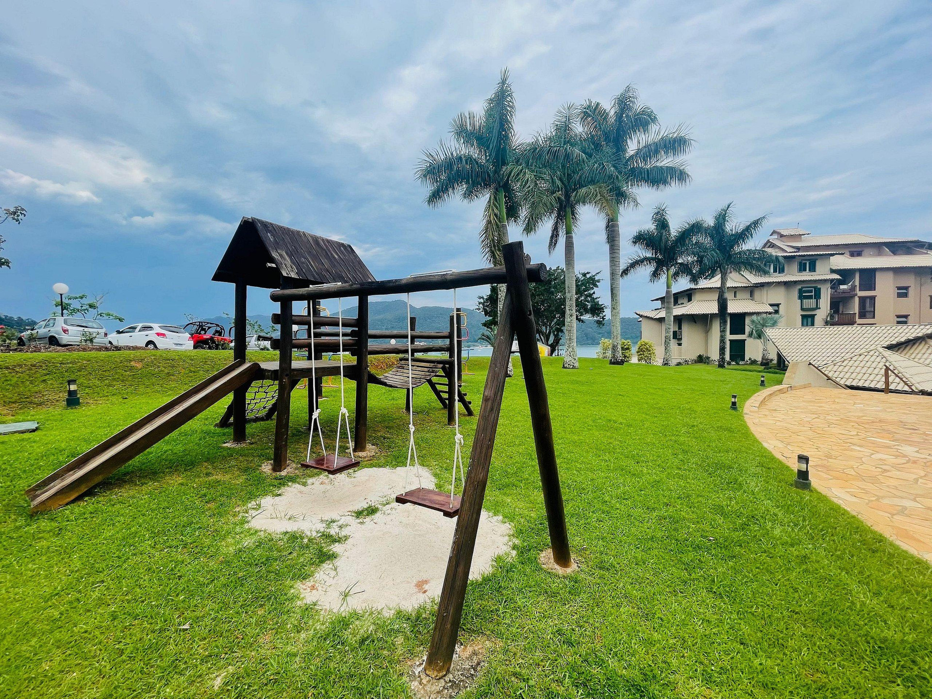 image-housing-carousel