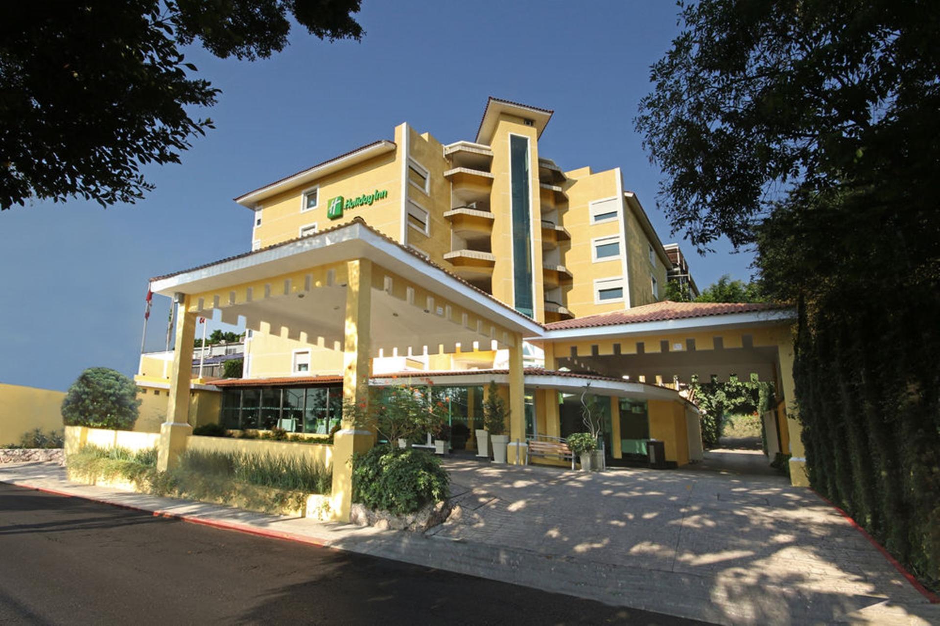 image-housing-carousel