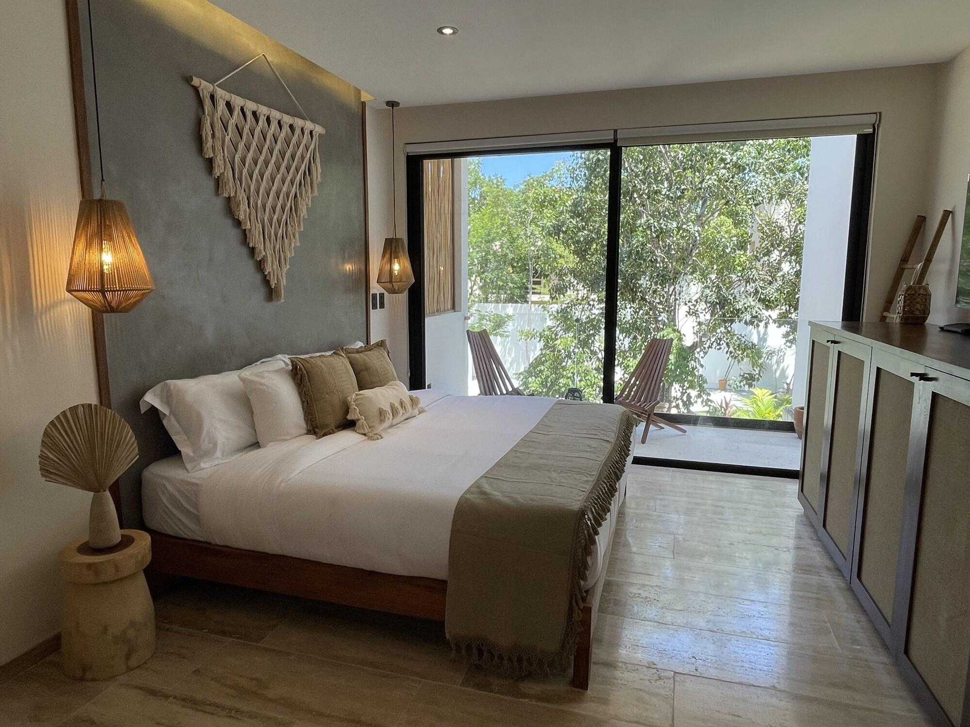 Suite junior, balcón, vista a la piscina