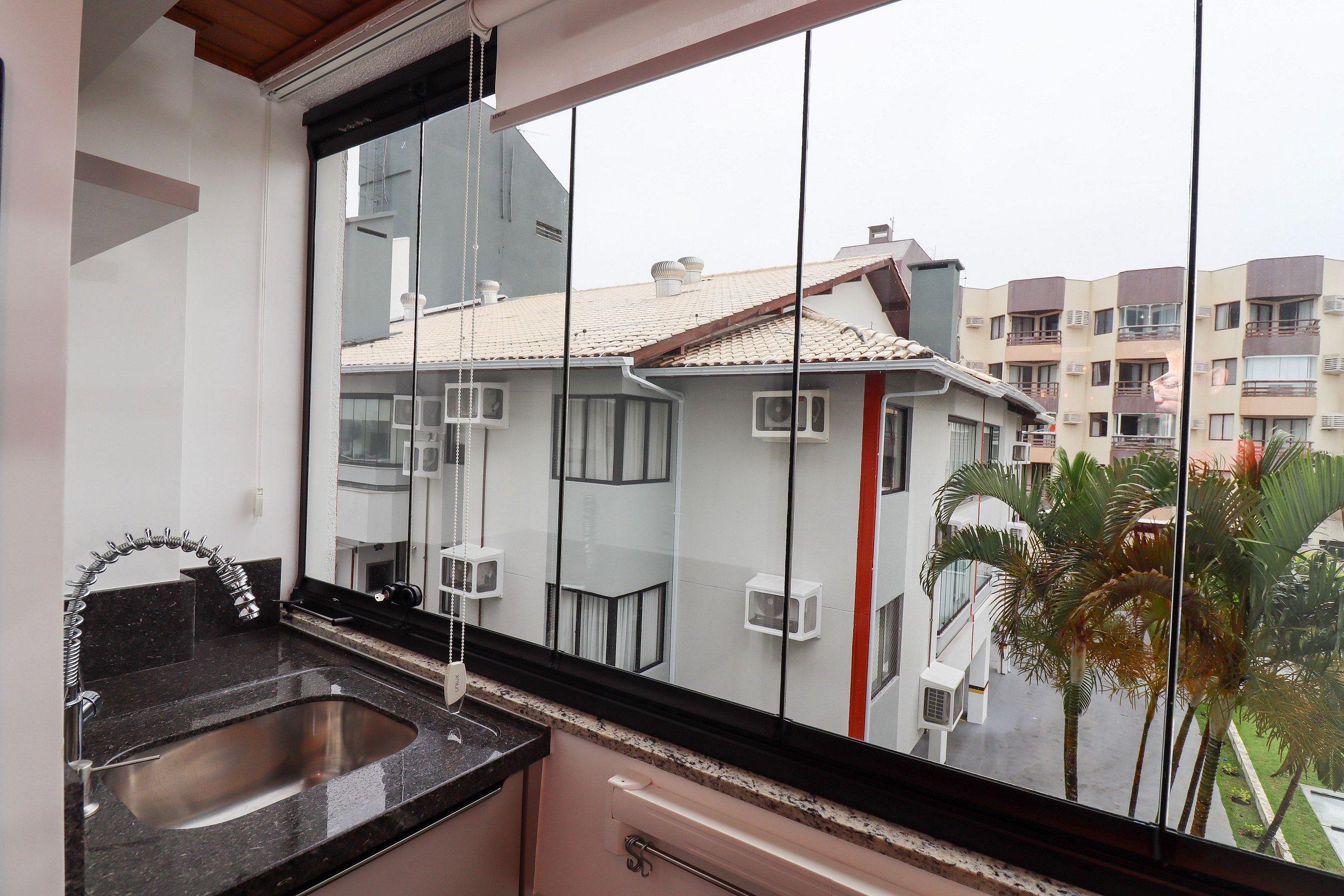 image-housing-carousel