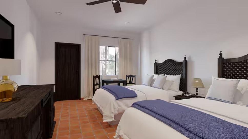 2 Full-Size Beds Guestroom