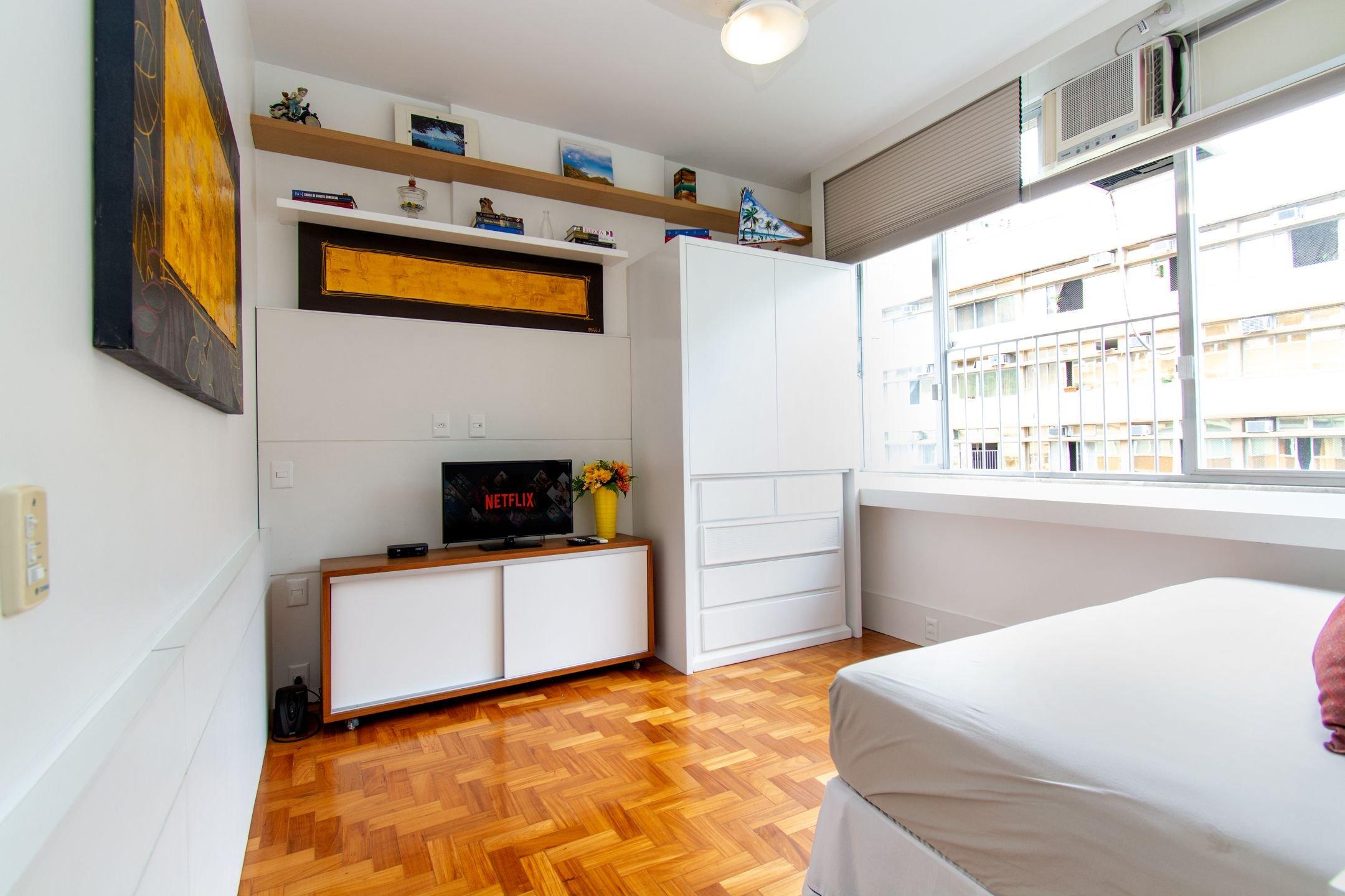 image-housing-carousel