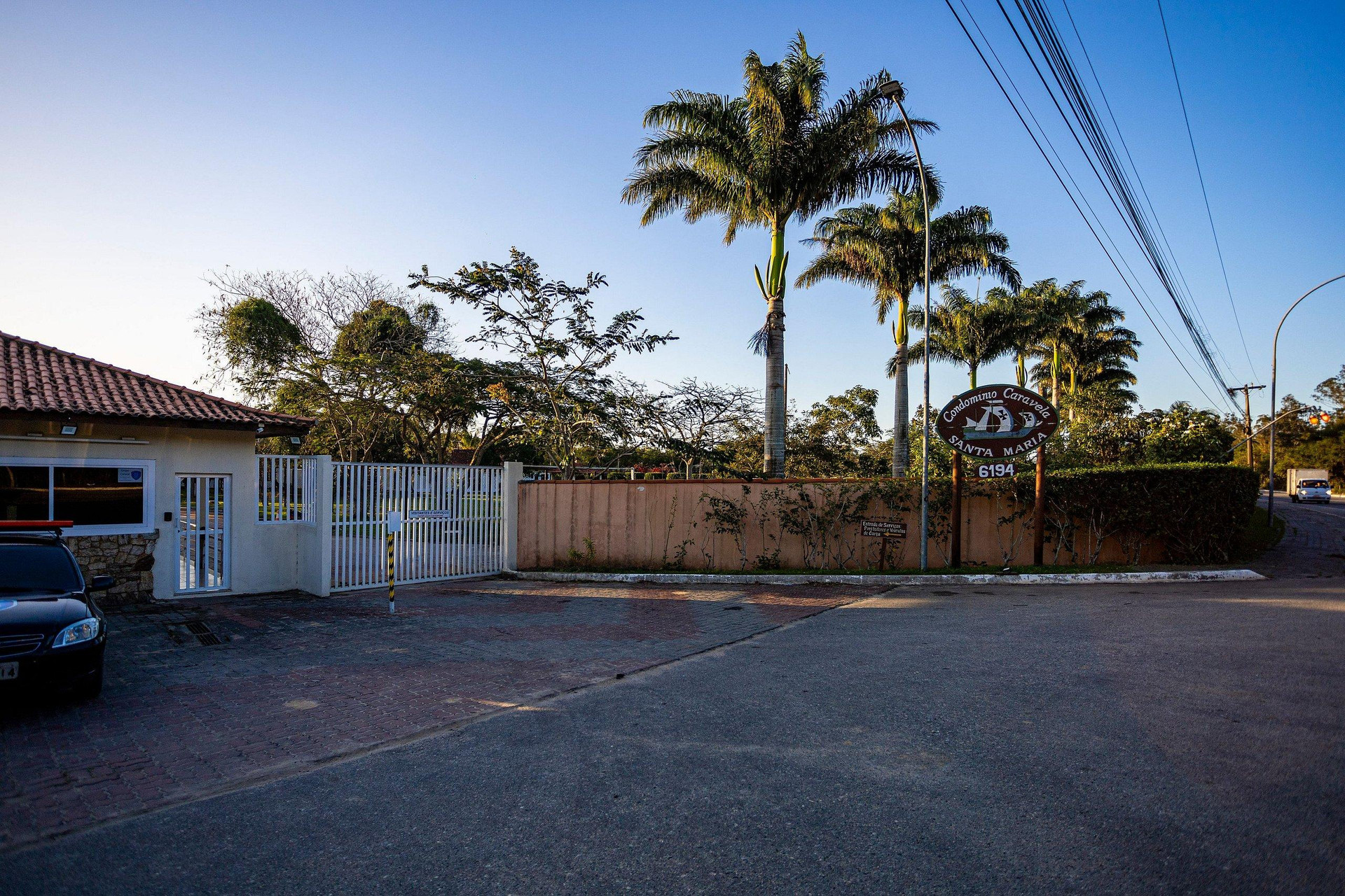 image-housing-carousel