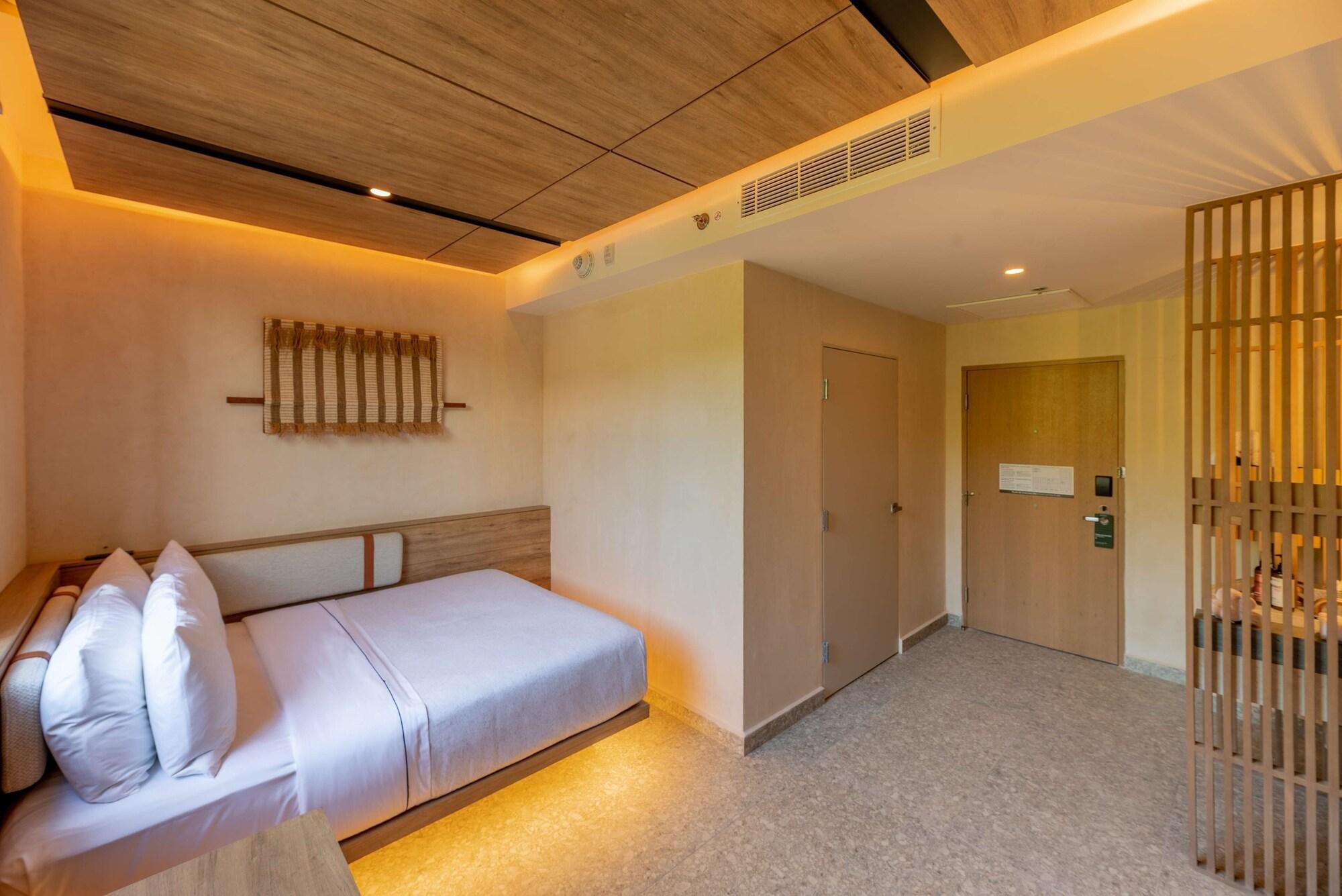 1 Queen, Mobility/Hearing Accessible 3X3 Shower