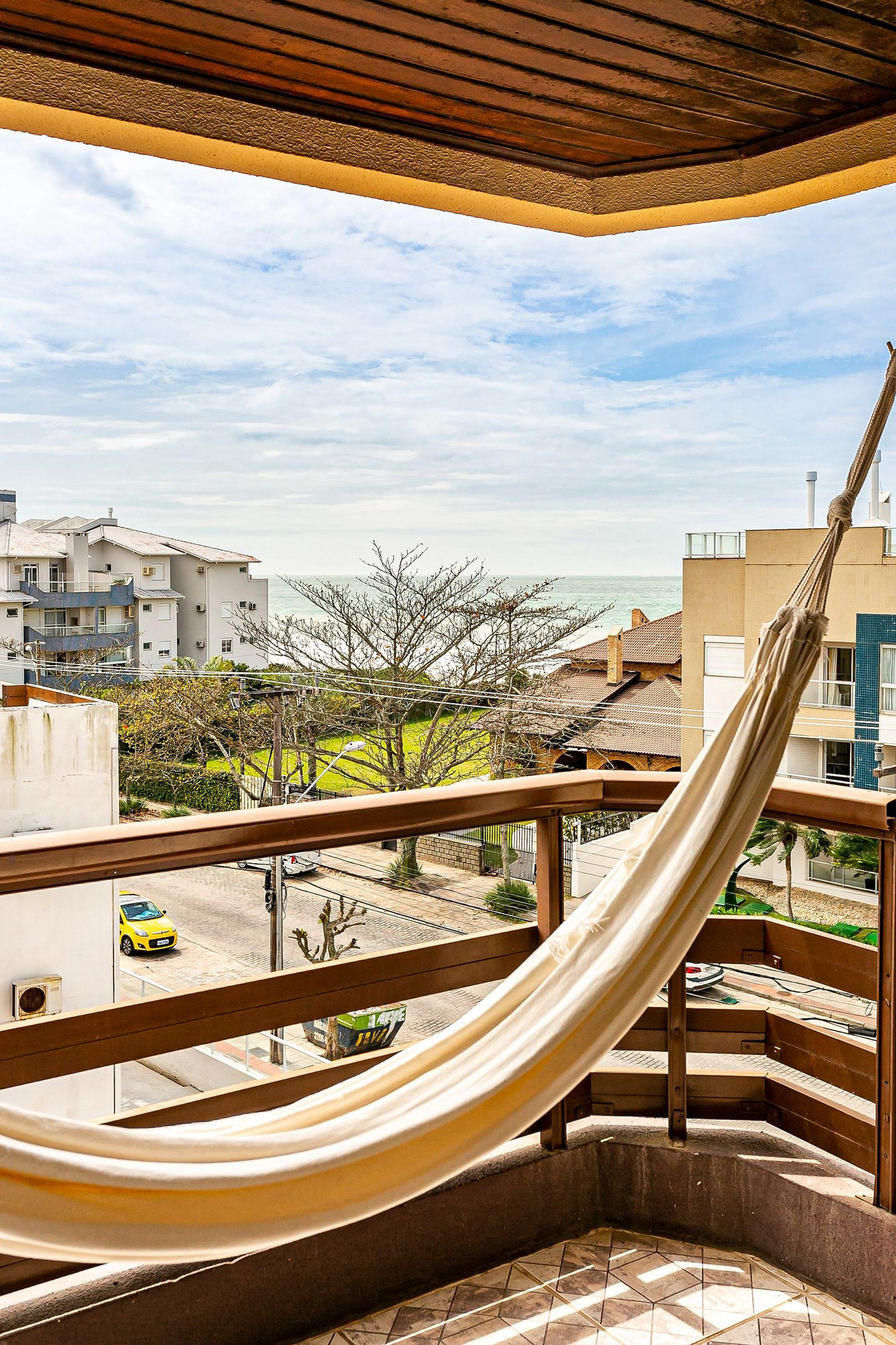 image-housing-carousel