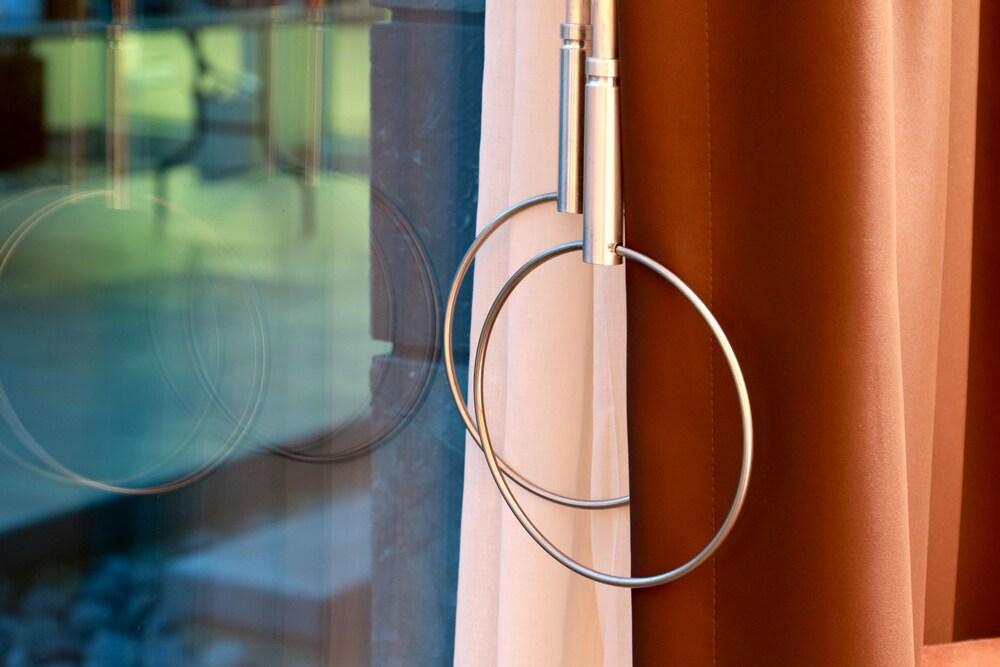 image-housing-carousel