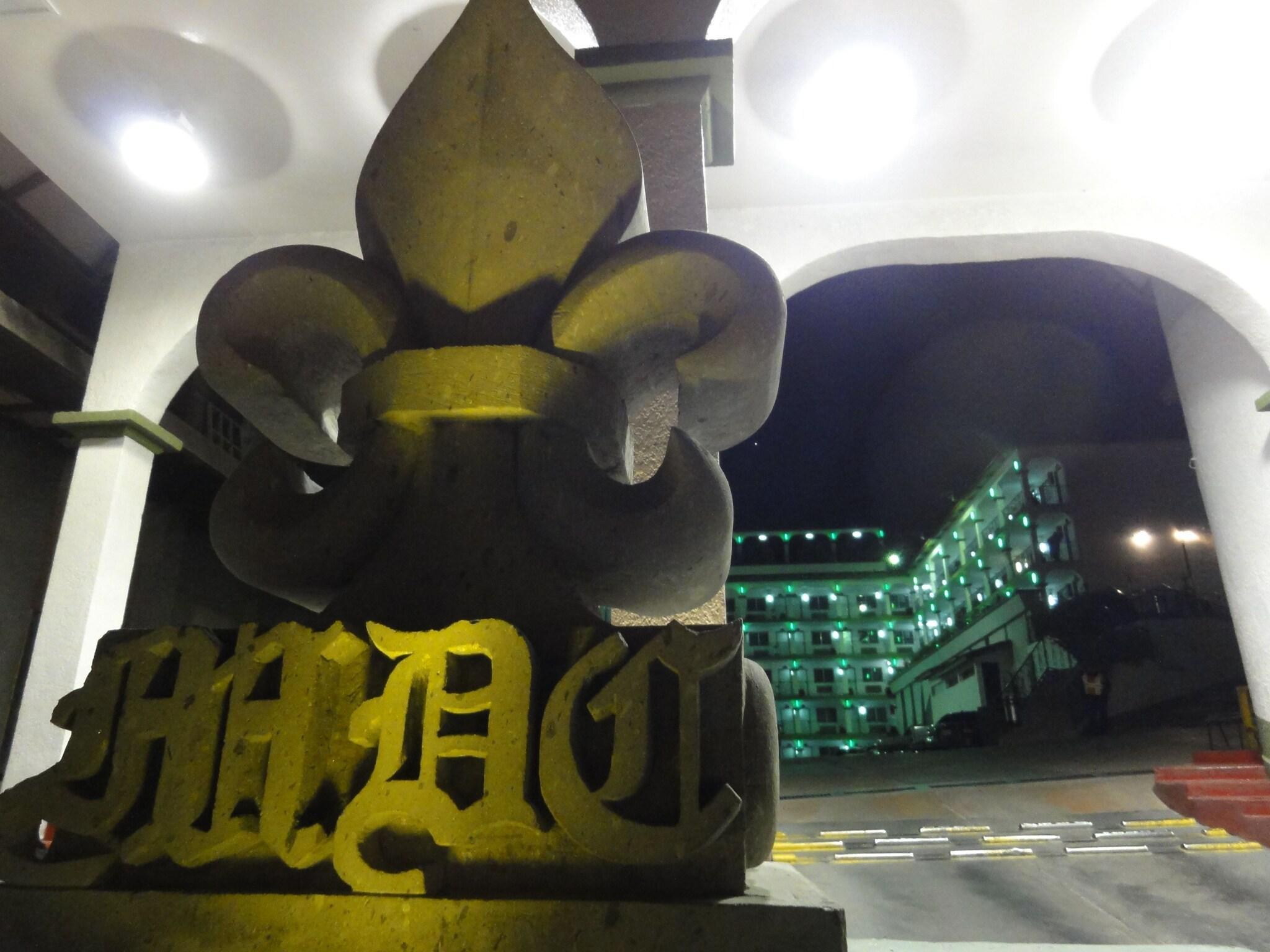 image-housing-carousel