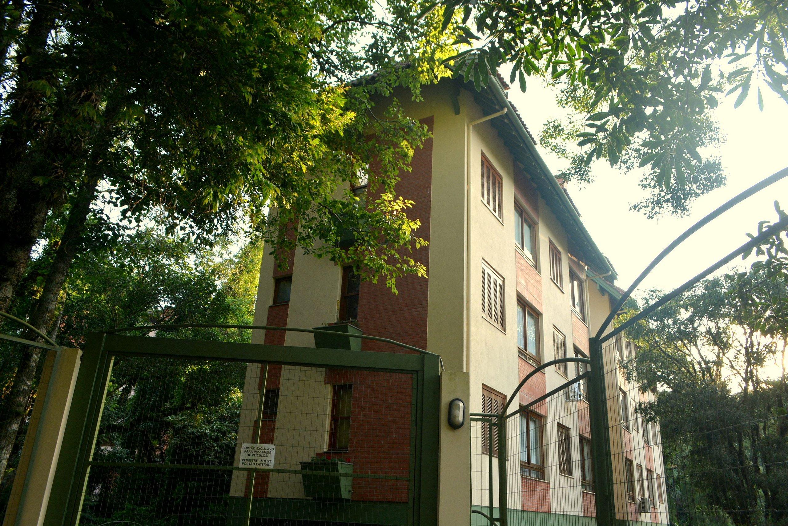 image-housing-carousel