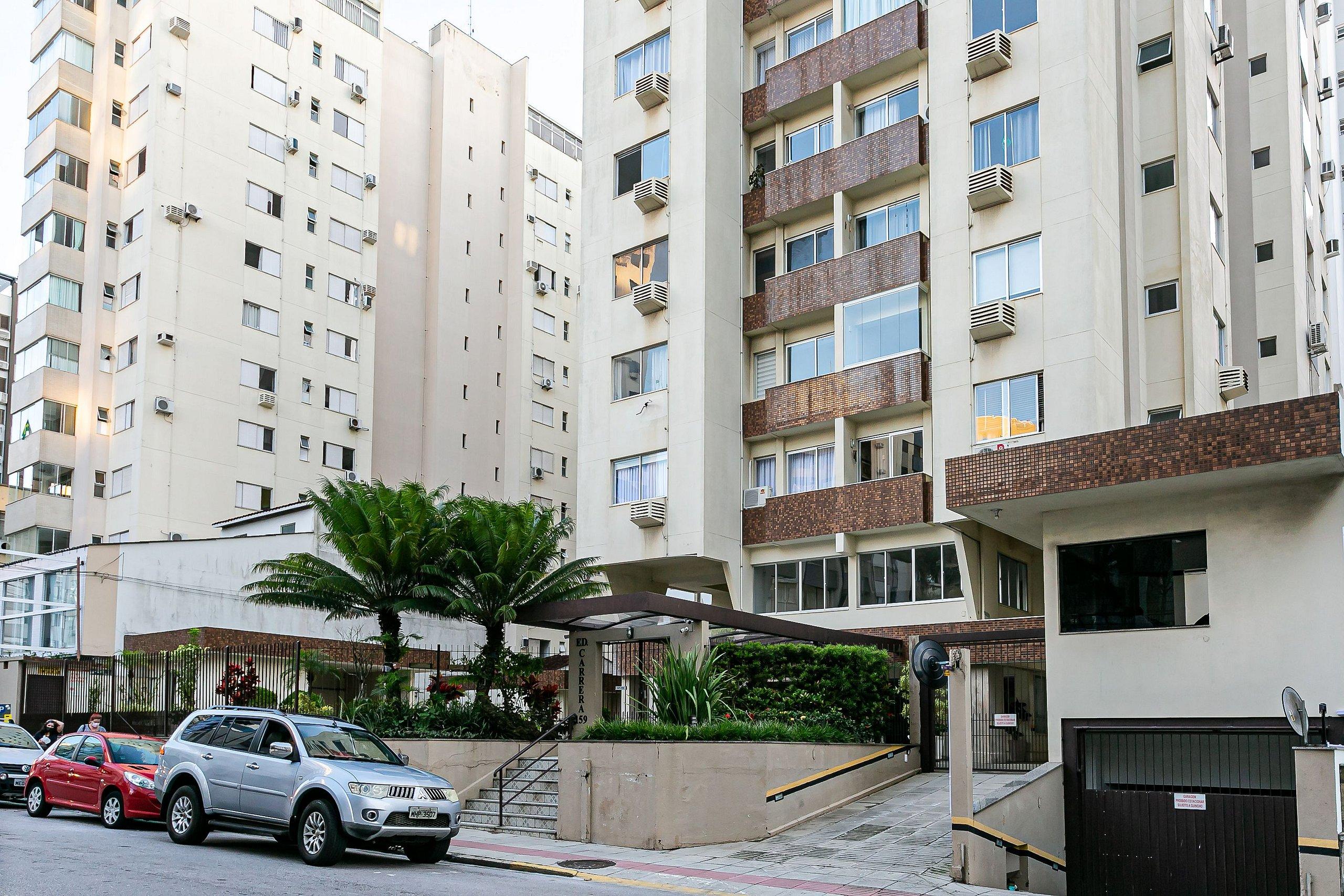 image-housing-carousel