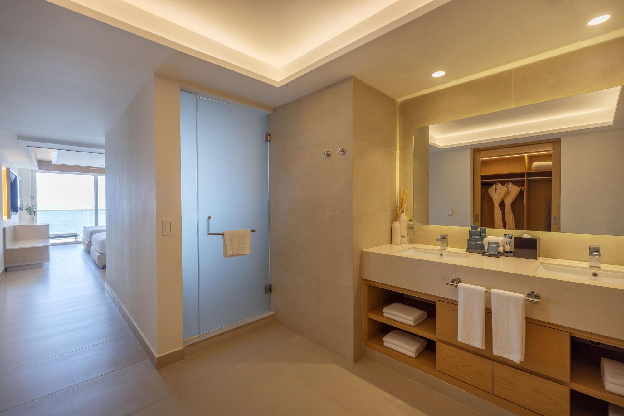 Luxury Junior Suite Swim Out Diamond Club