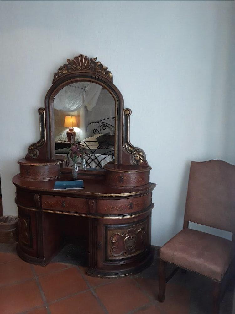 image-housing-carousel