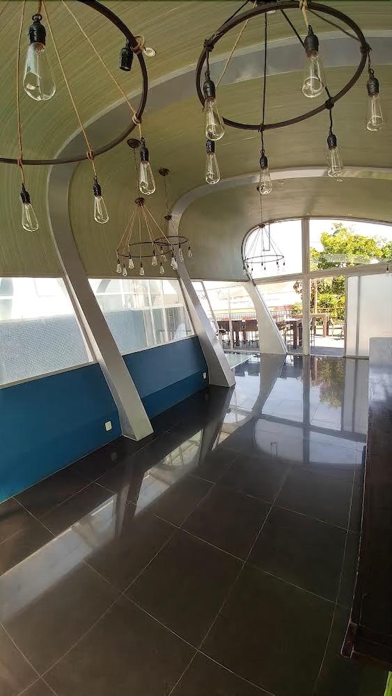 image-housing-carousel