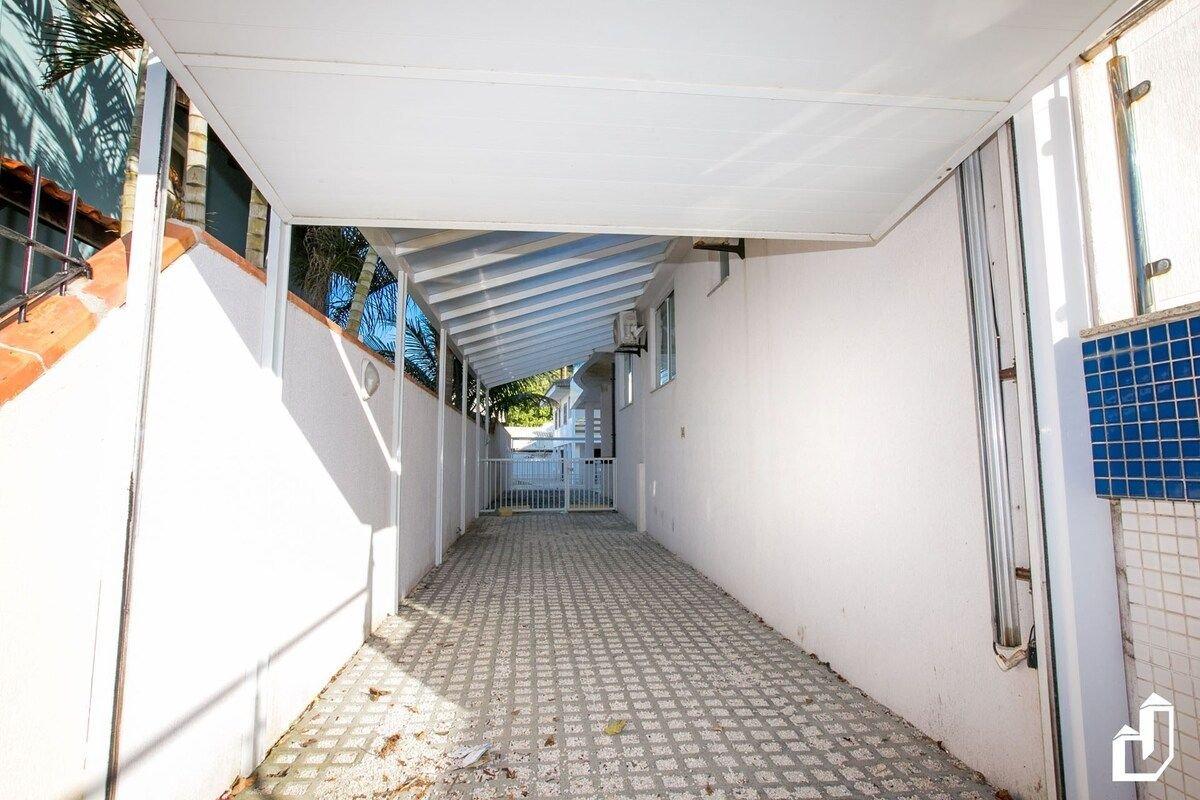 image-housing-carousel