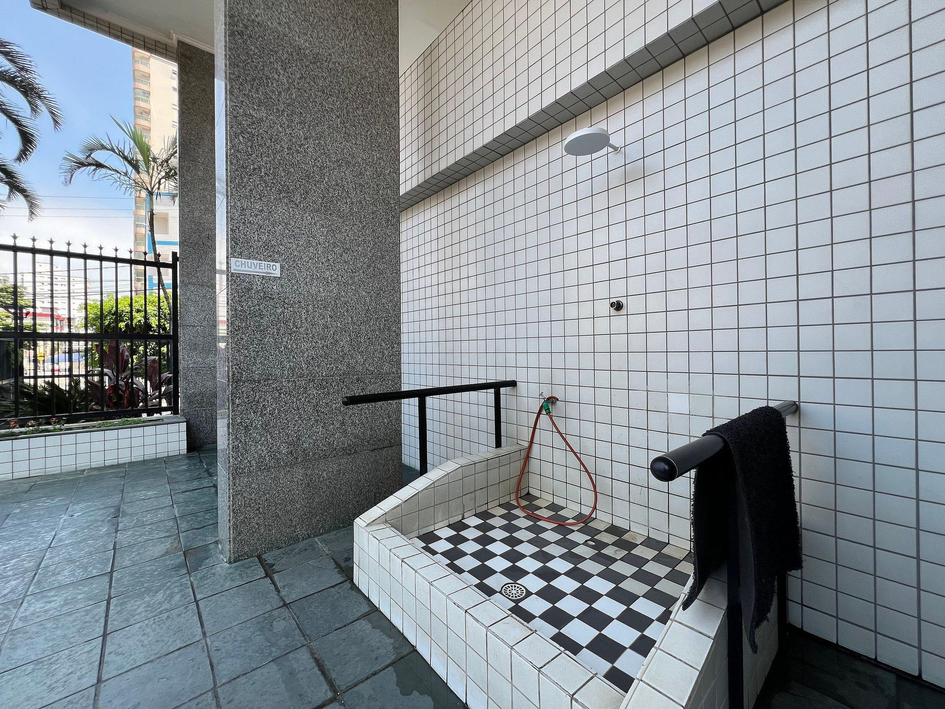 image-housing-carousel