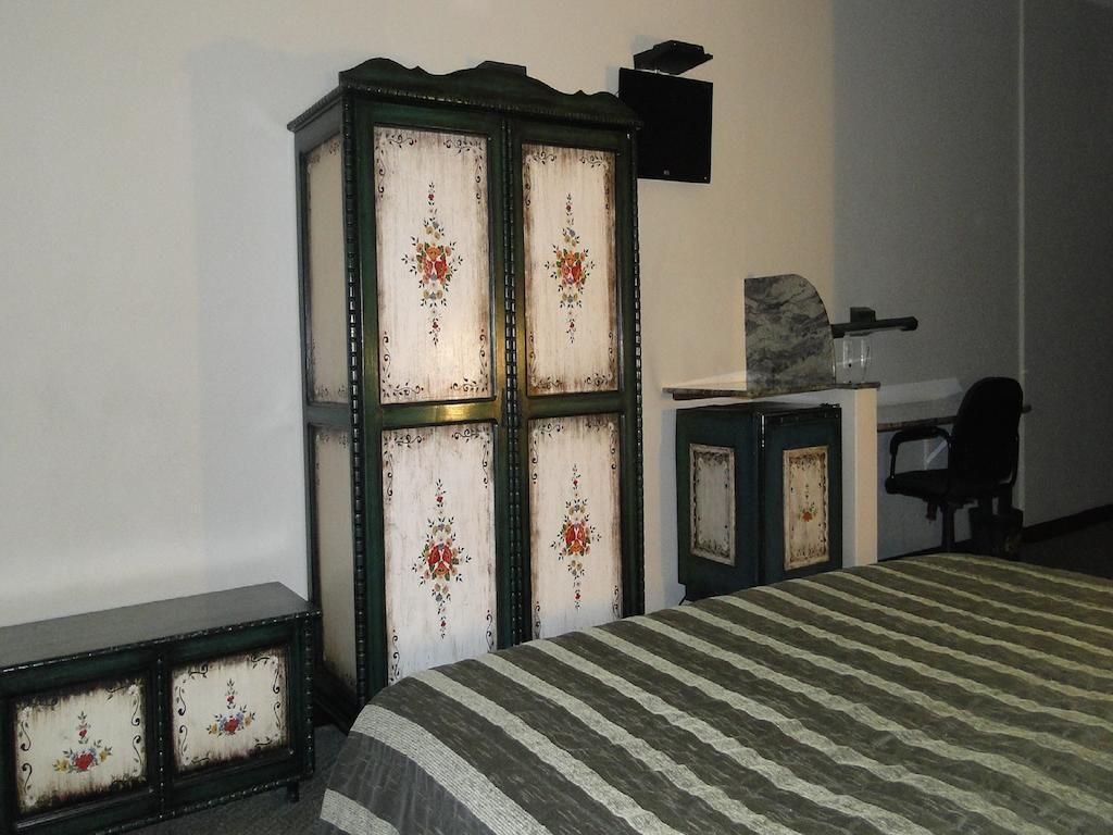 image-housing-carousel
