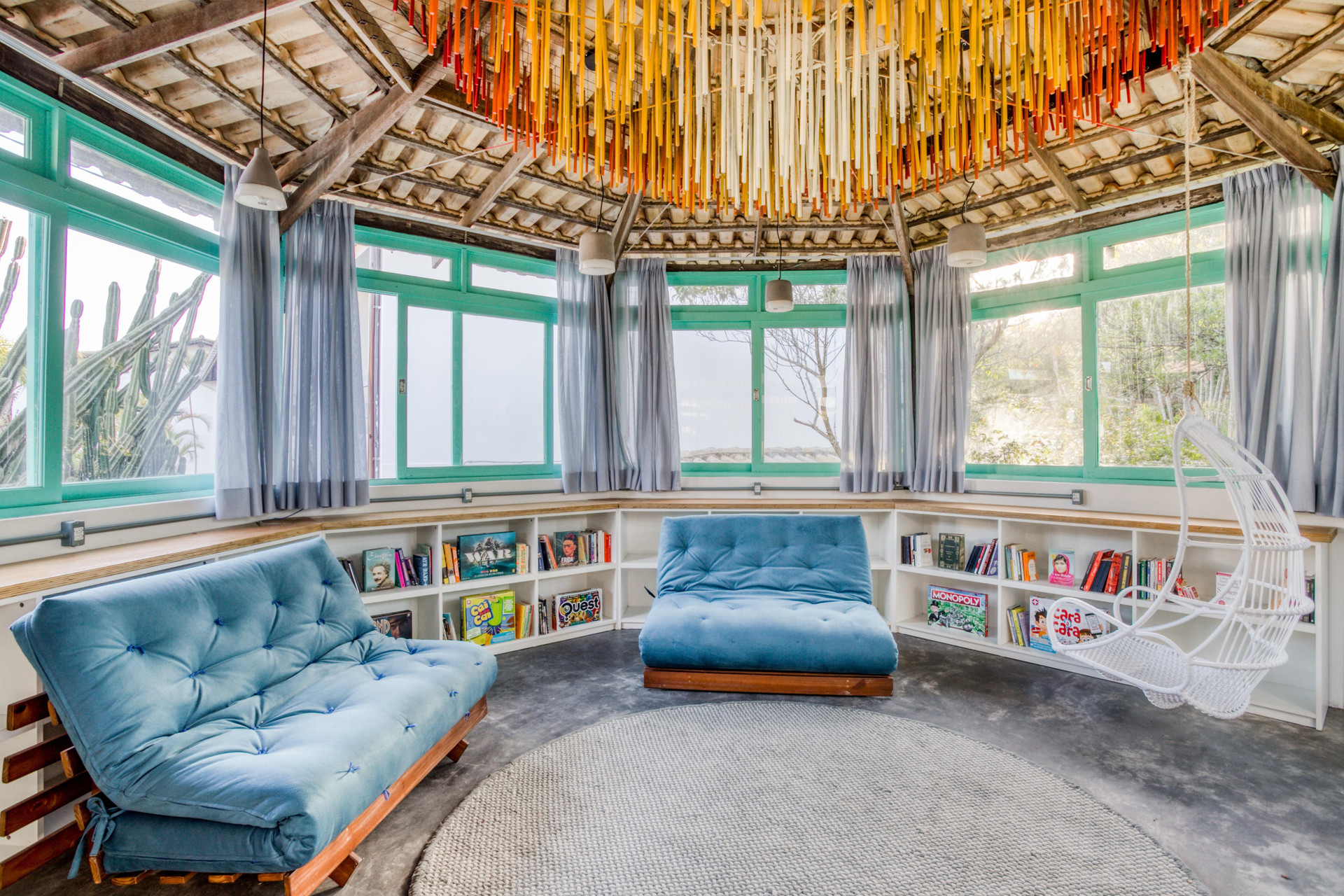 image-housing-carousel