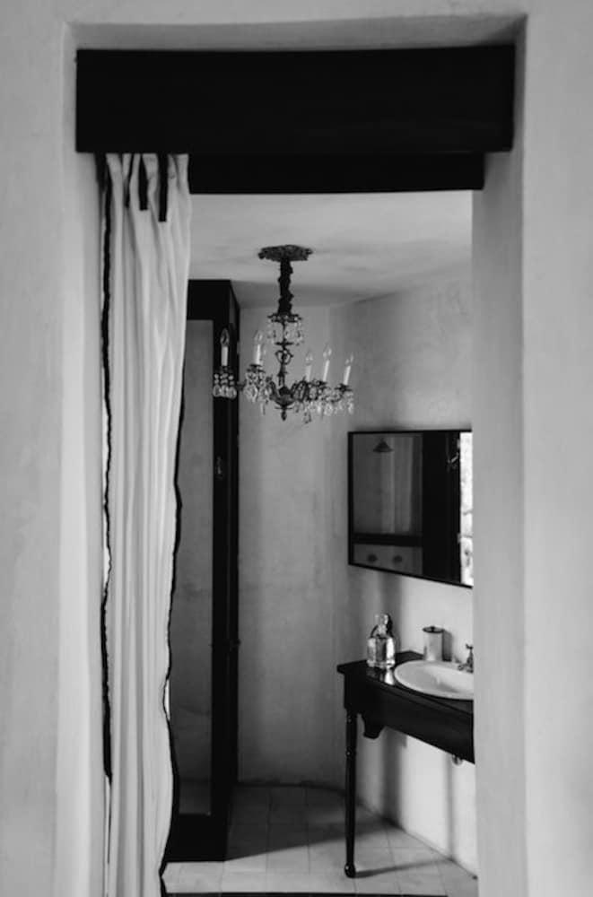 image-housing-carousel