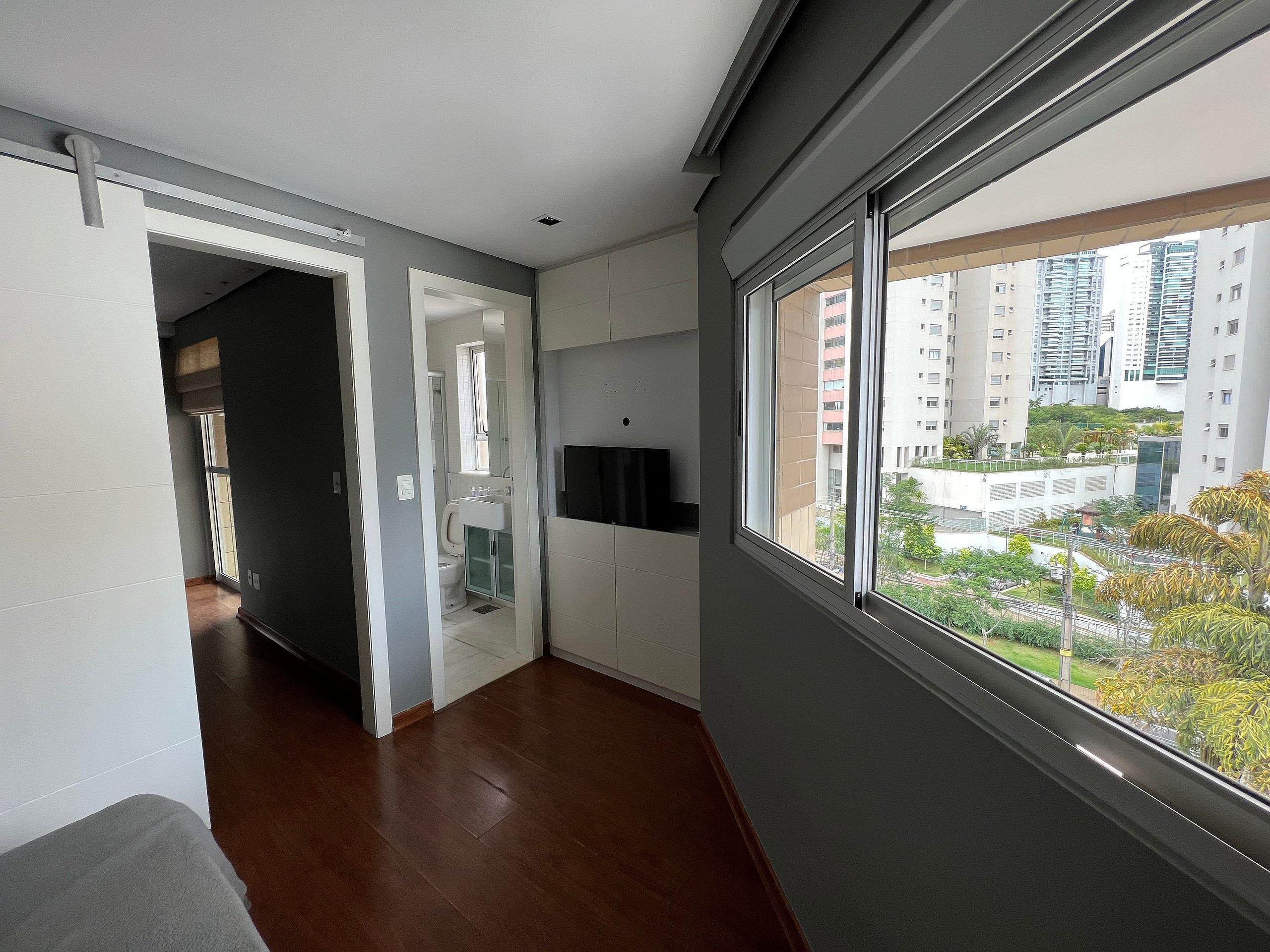 image-housing-carousel