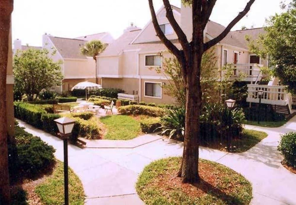 image-housing-carousel