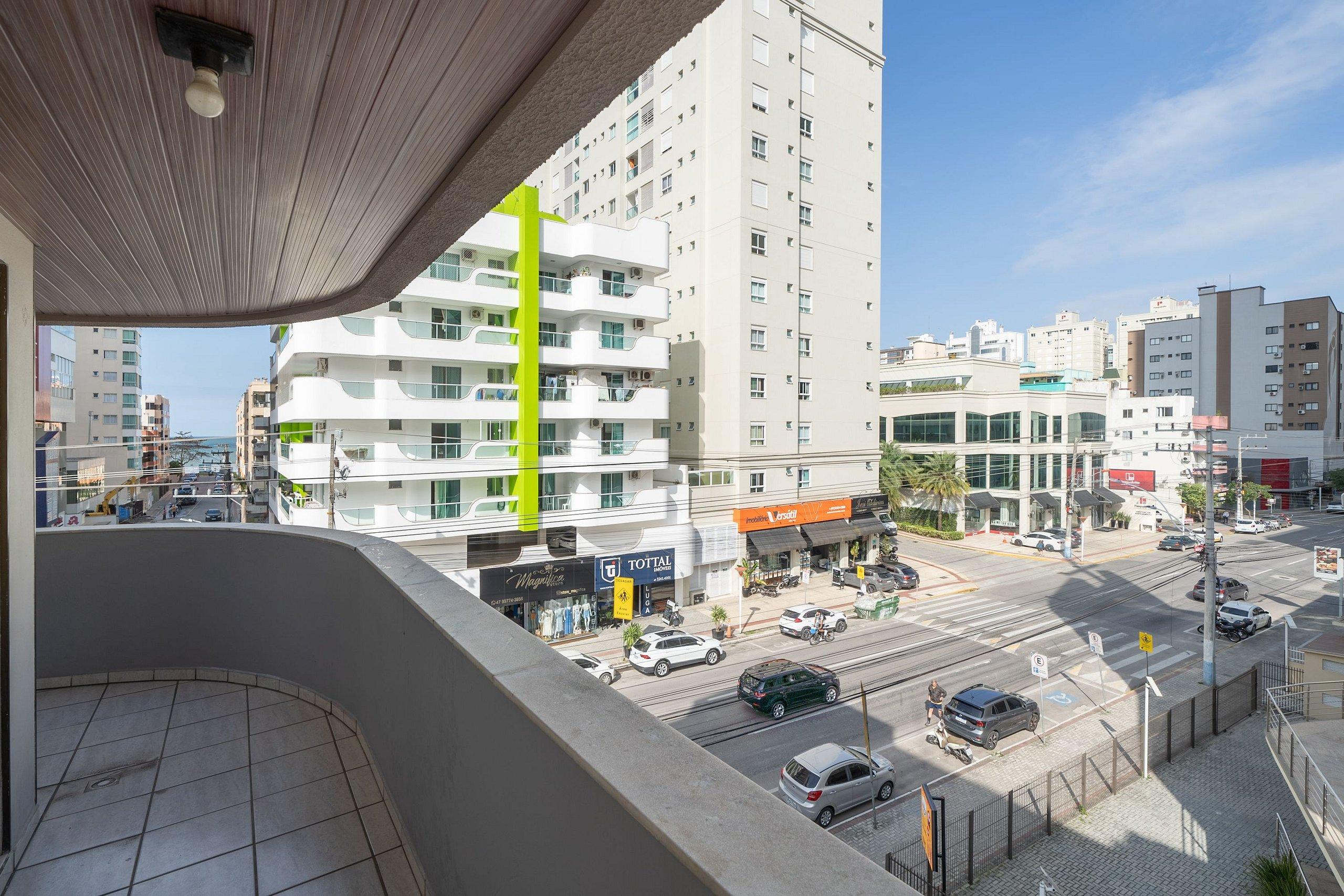 image-housing-carousel