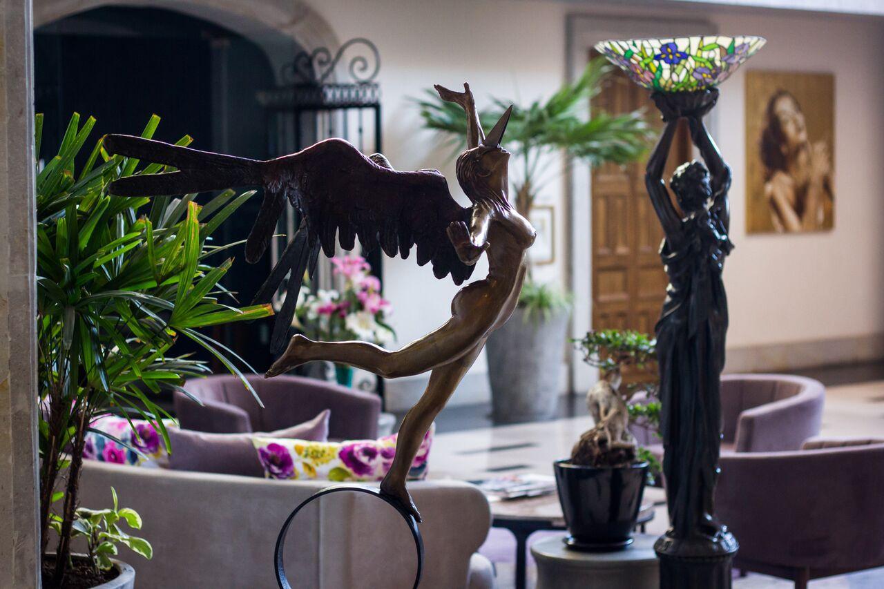 image-housing-carousel