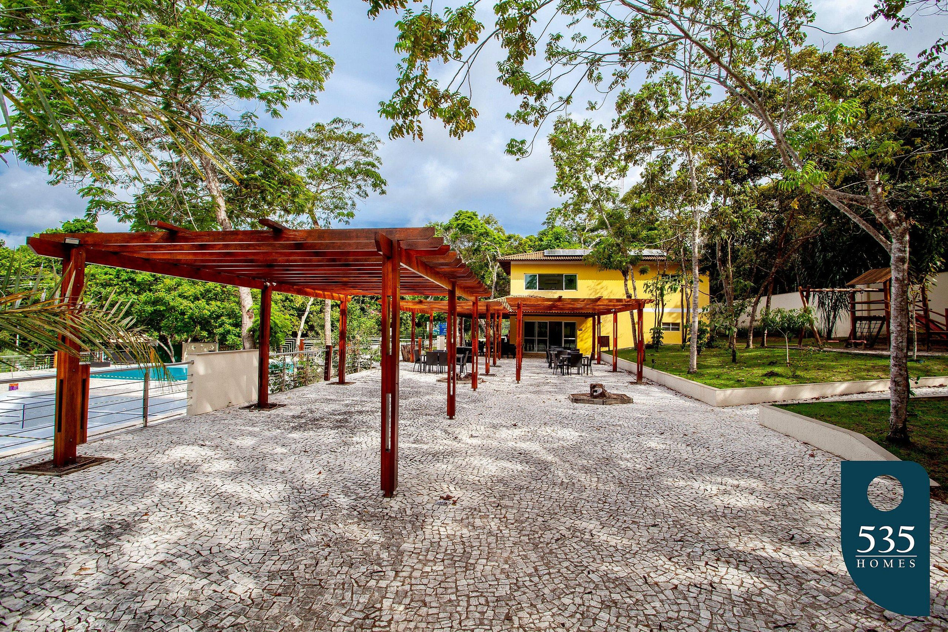 image-housing-carousel