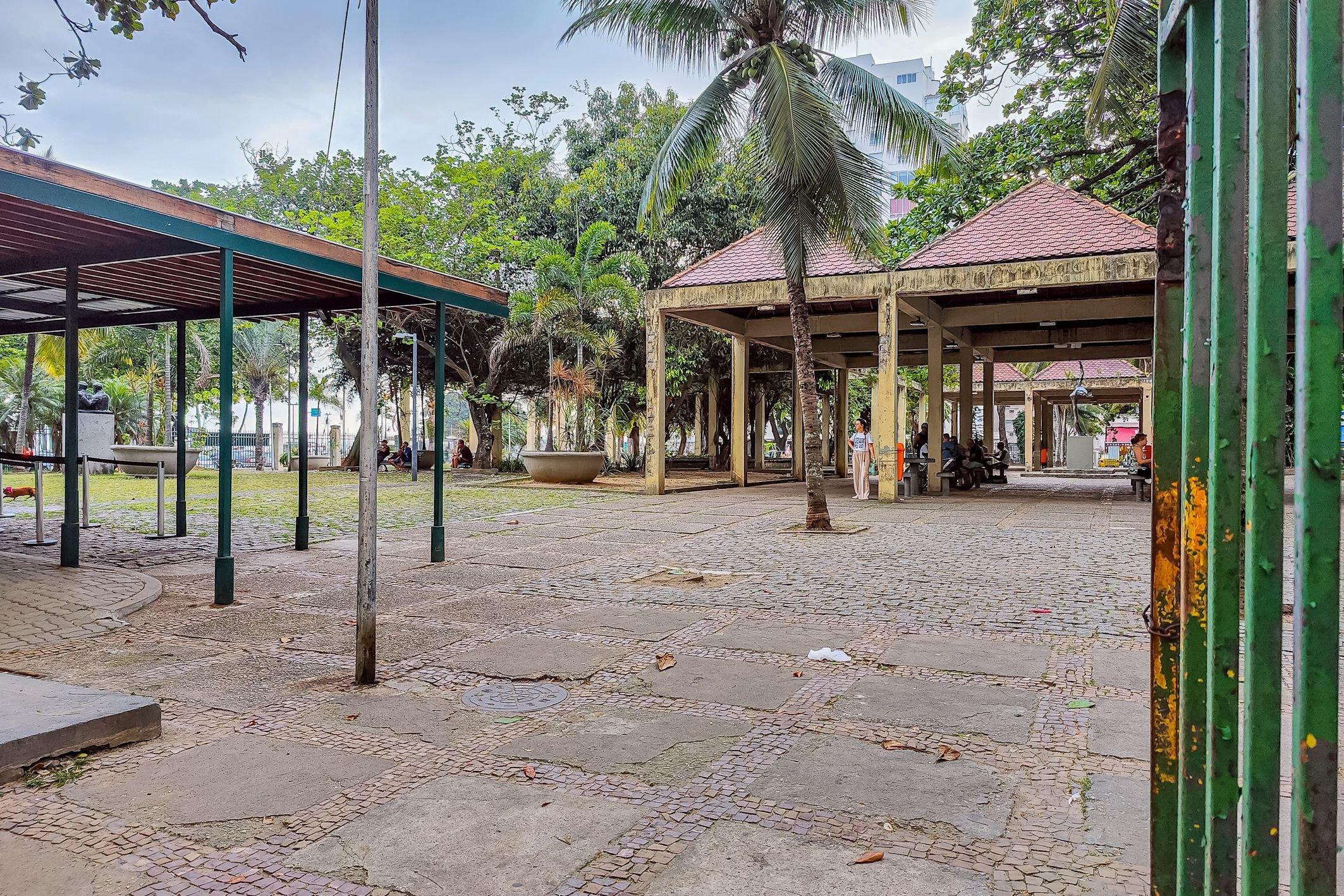 image-housing-carousel