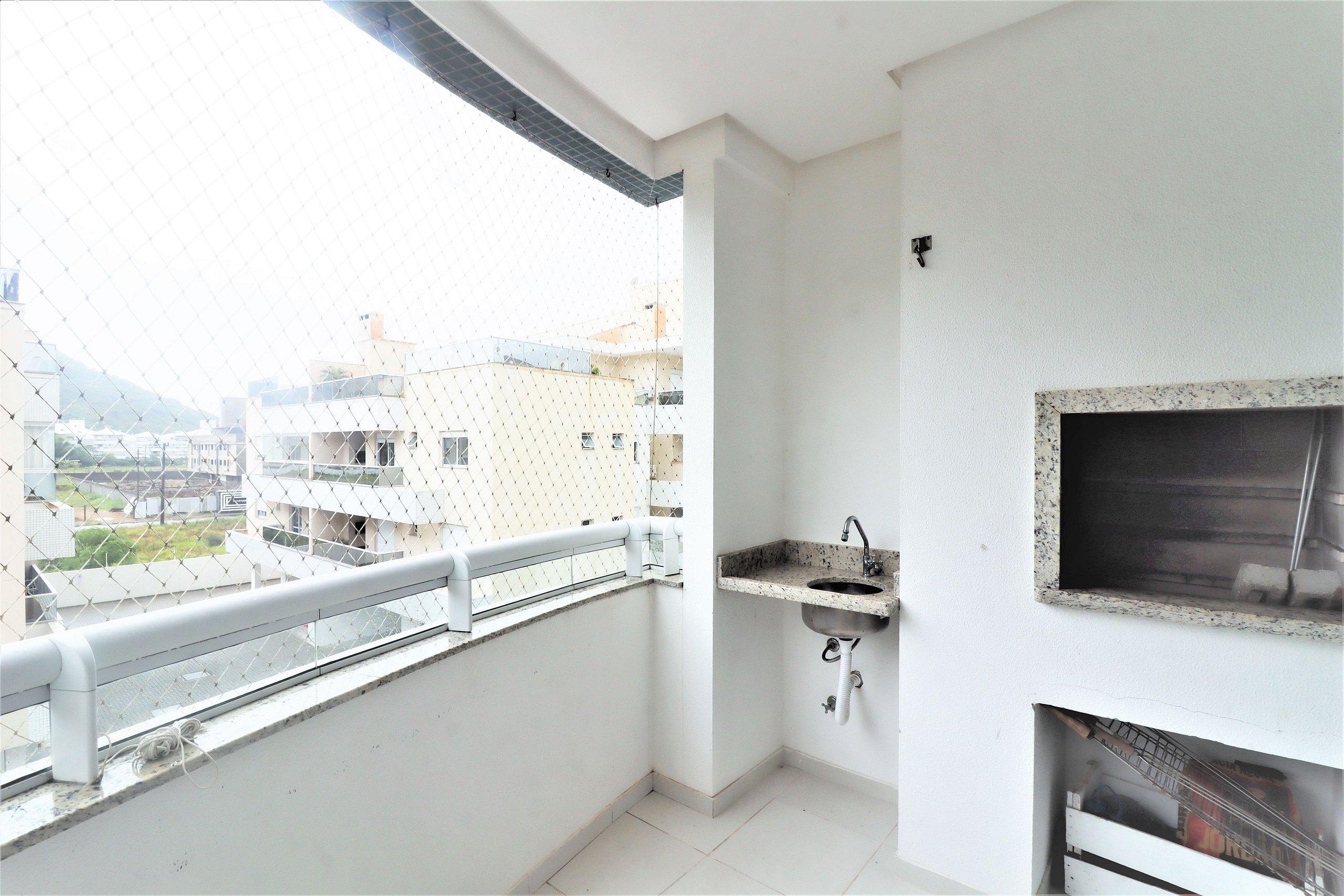 image-housing-carousel
