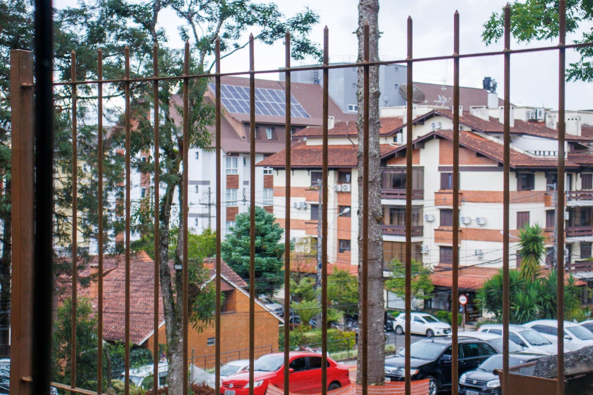 image-housing-carousel