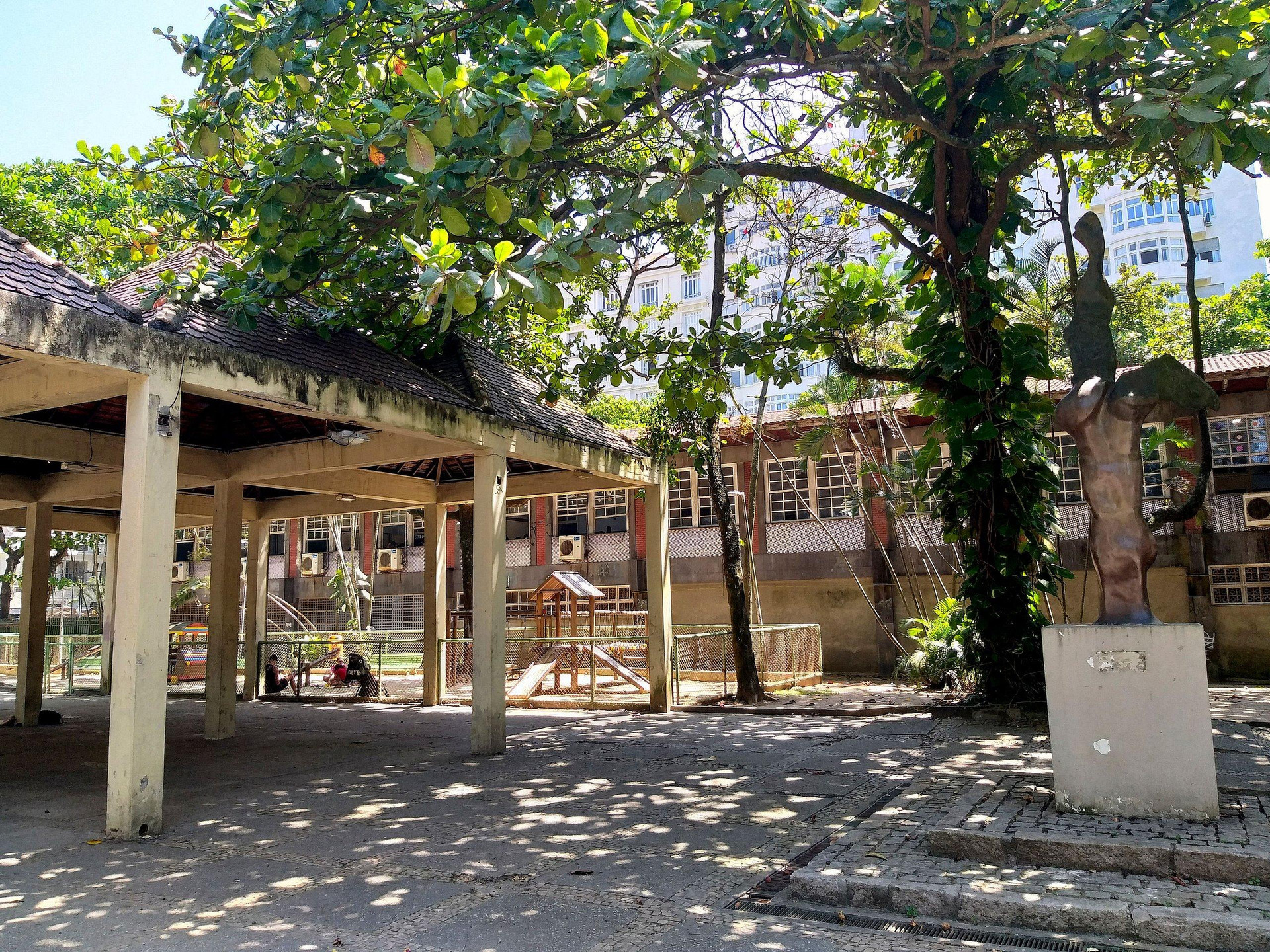 image-housing-carousel