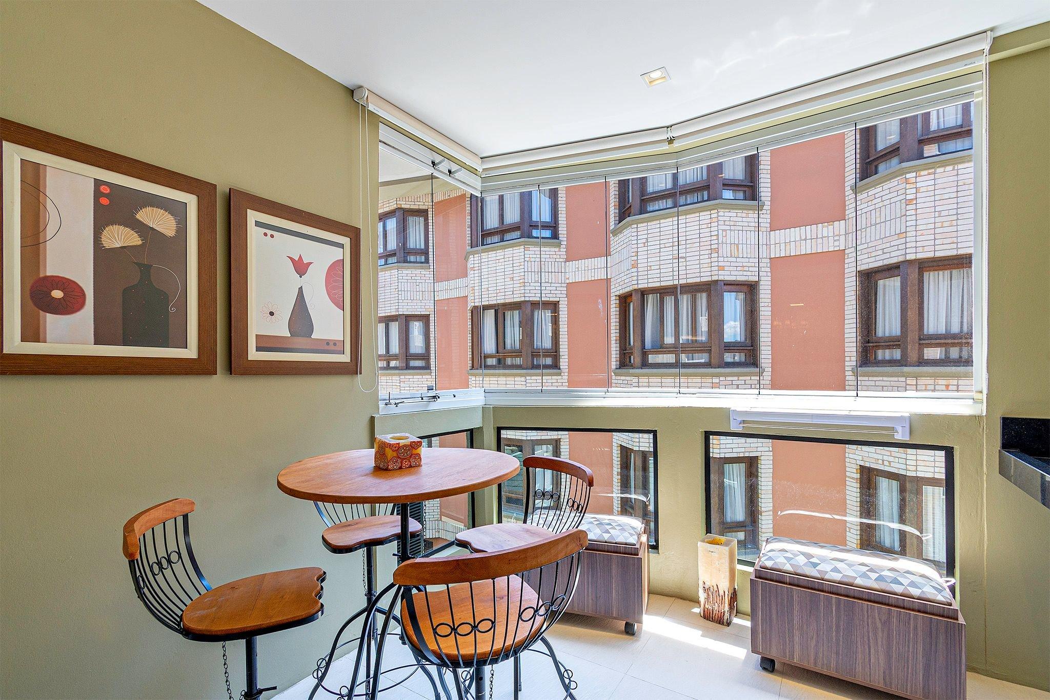 image-housing-carousel