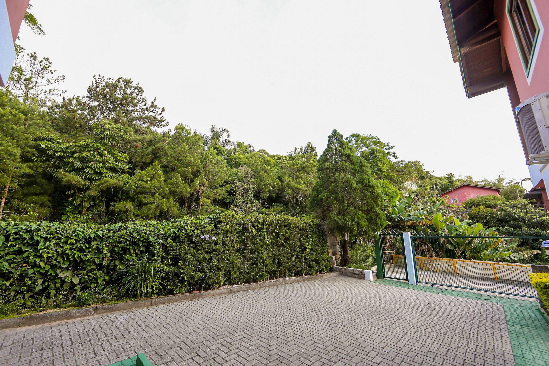 image-housing-carousel