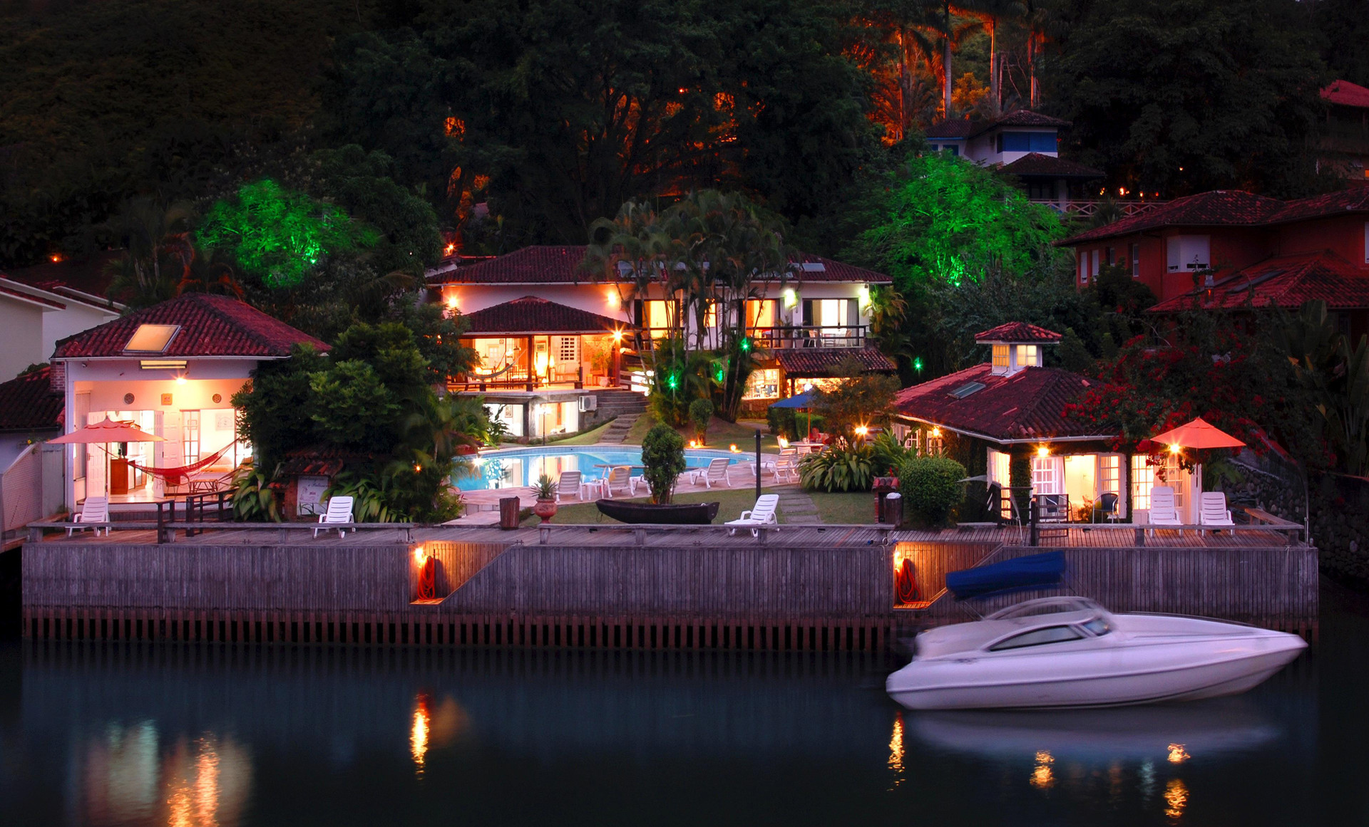 image-housing-carousel
