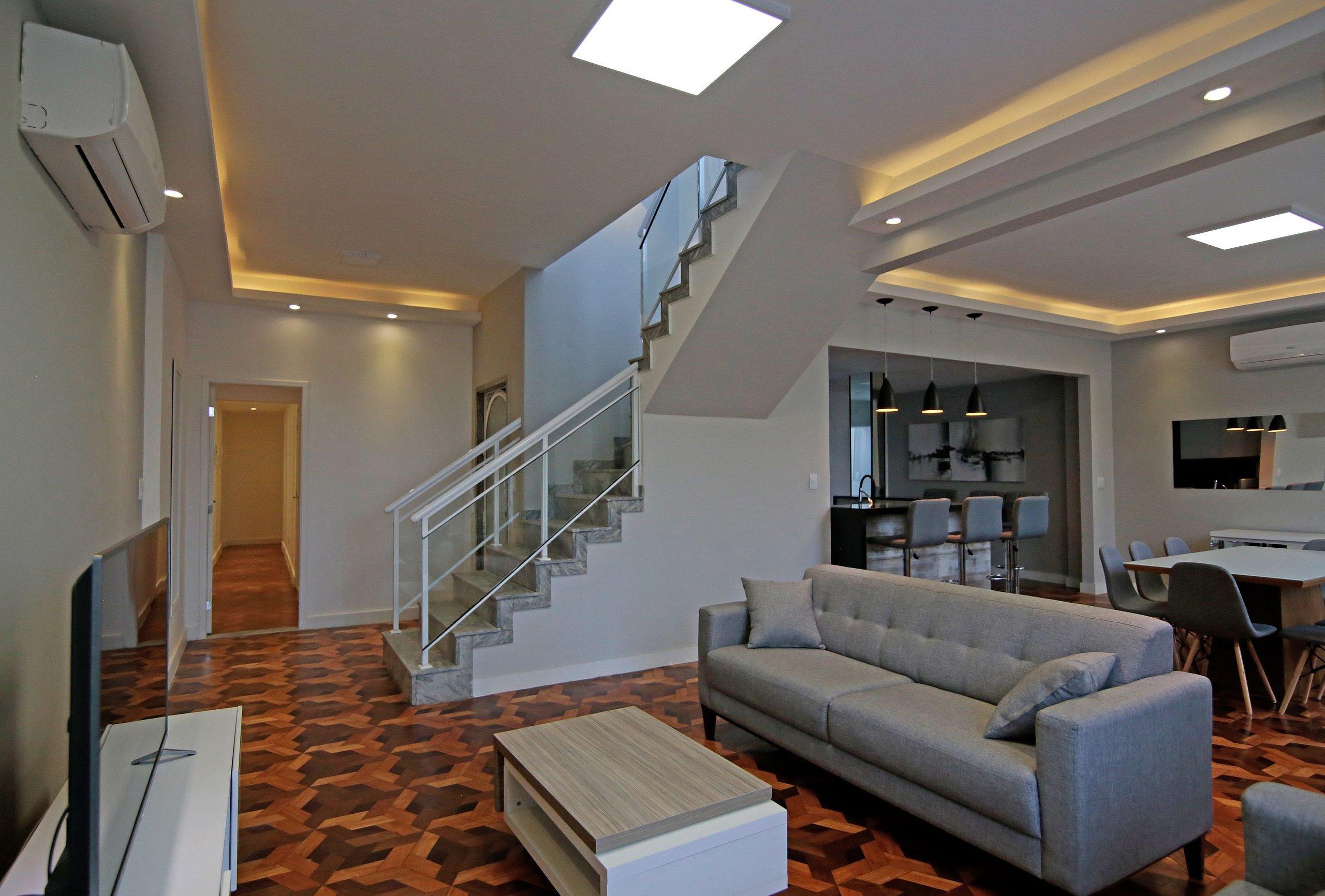 image-housing-carousel