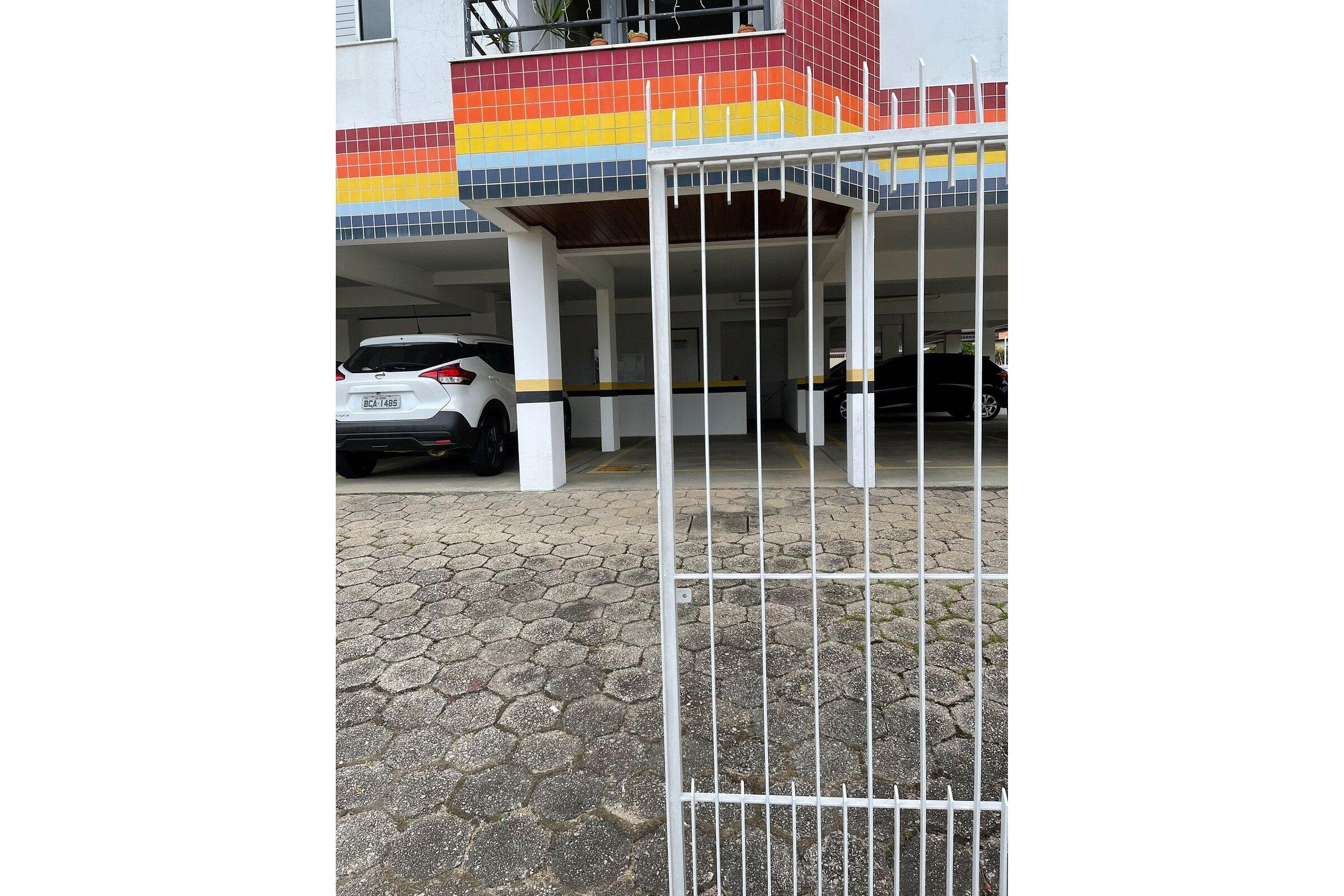 image-housing-carousel