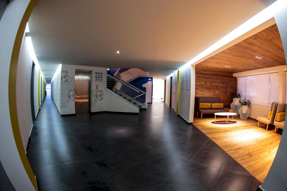 image-housing-carousel